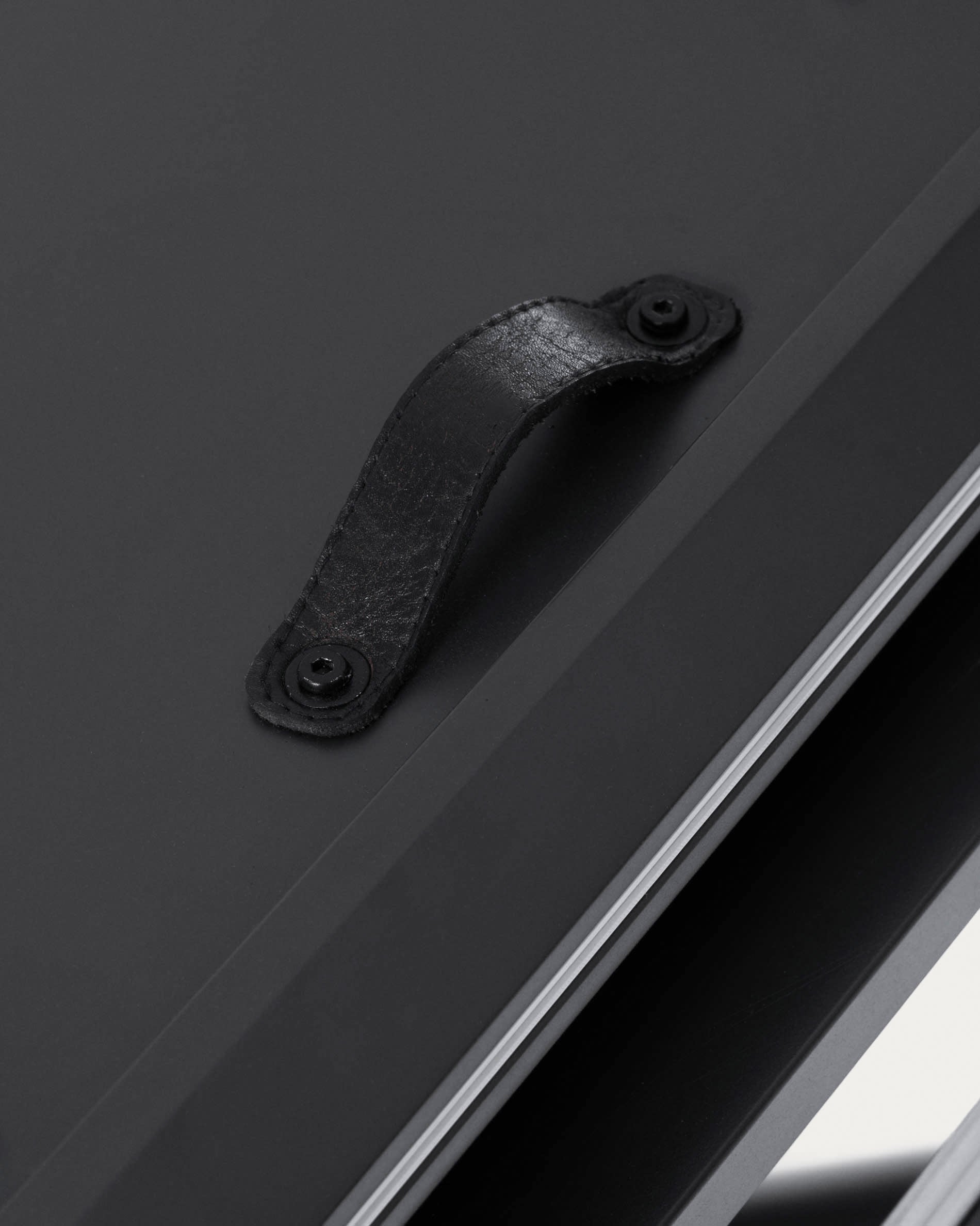 Eleganter, ausziehbarer Tisch mit robuster Weiss Feinsteinzeugplatte und stilvollen schwarzen Stahlbeinen, ideal für jedes Esszimmer.