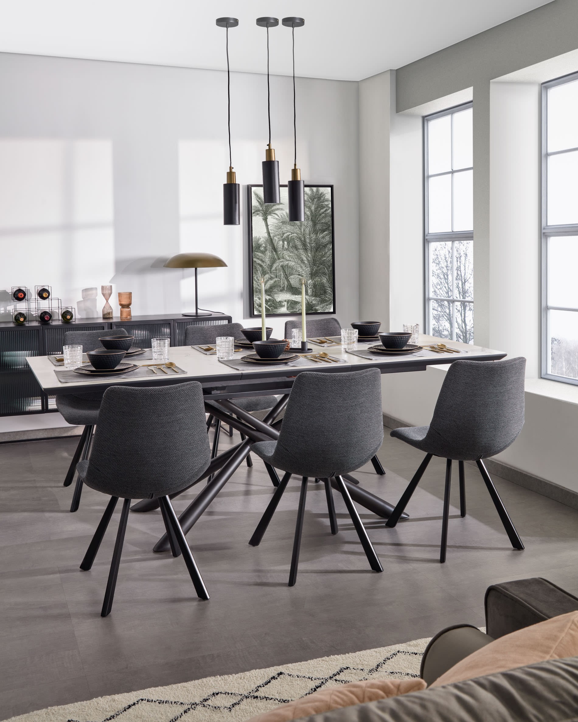 Moderner ausziehbarer Tisch mit weisser Feinsteinzeugplatte und schwarzen Stahlbeinen, 160-210 x 90 cm, von Kave Home.