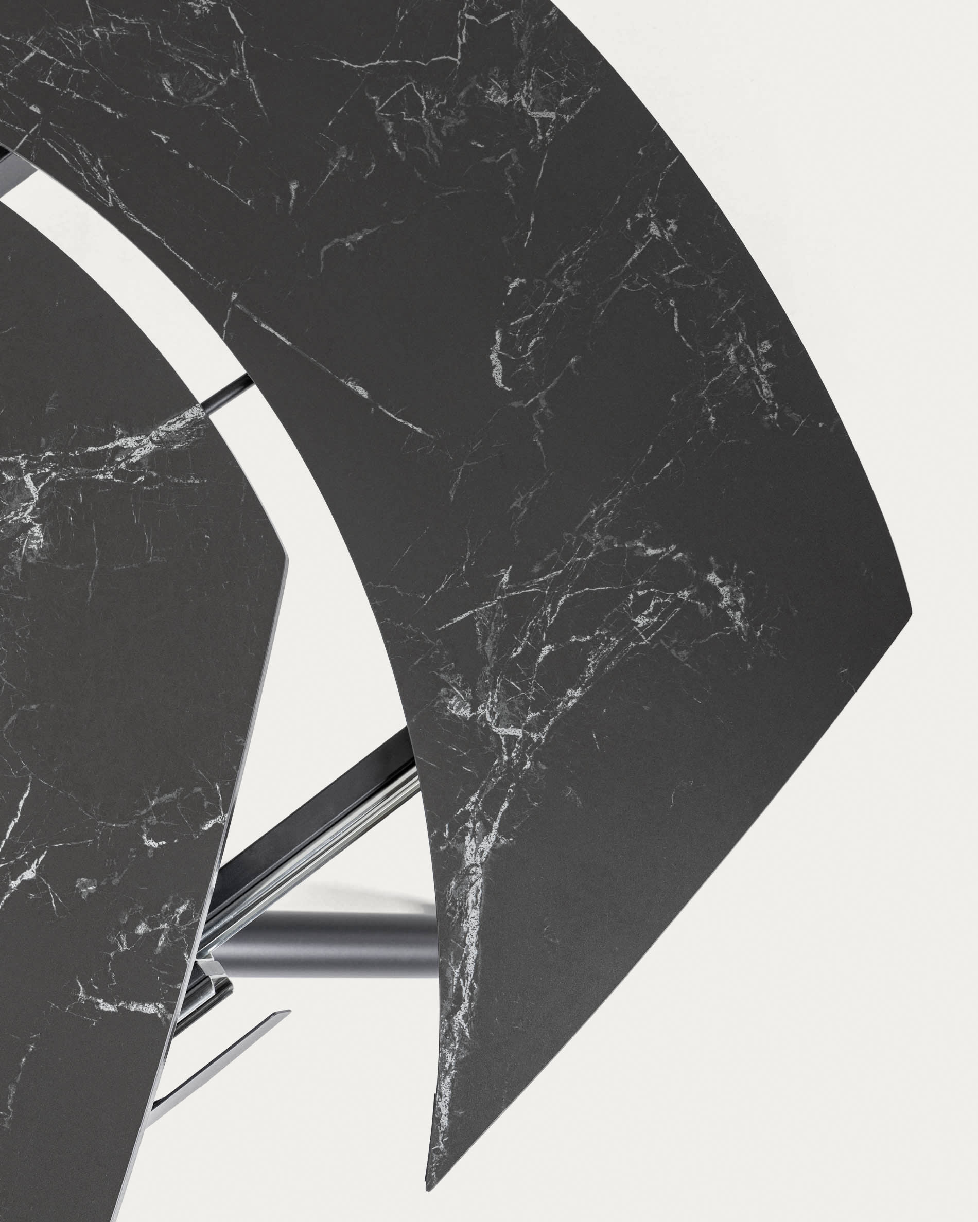 Der Yodalia Tisch von Kave Home vereint stilvolles Design mit Funktionalität. Ausziehbar von 130 auf 190 cm, ideal für jede Gelegenheit.