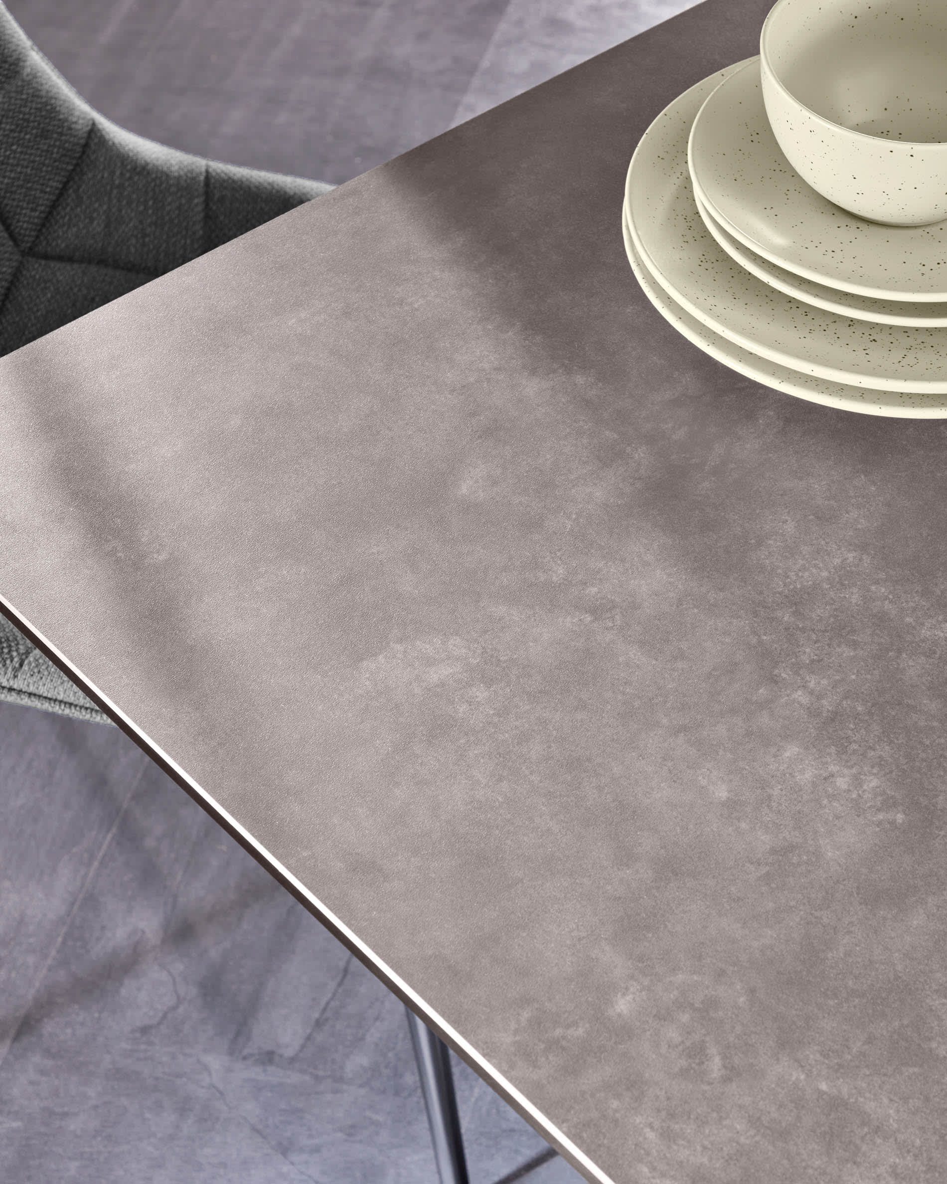 Moderner Atminda Tisch mit Feinsteinzeugplatte, ausziehbar auf 210 cm, schwarze Stahlbeine, ideal für stilvolle Räume.