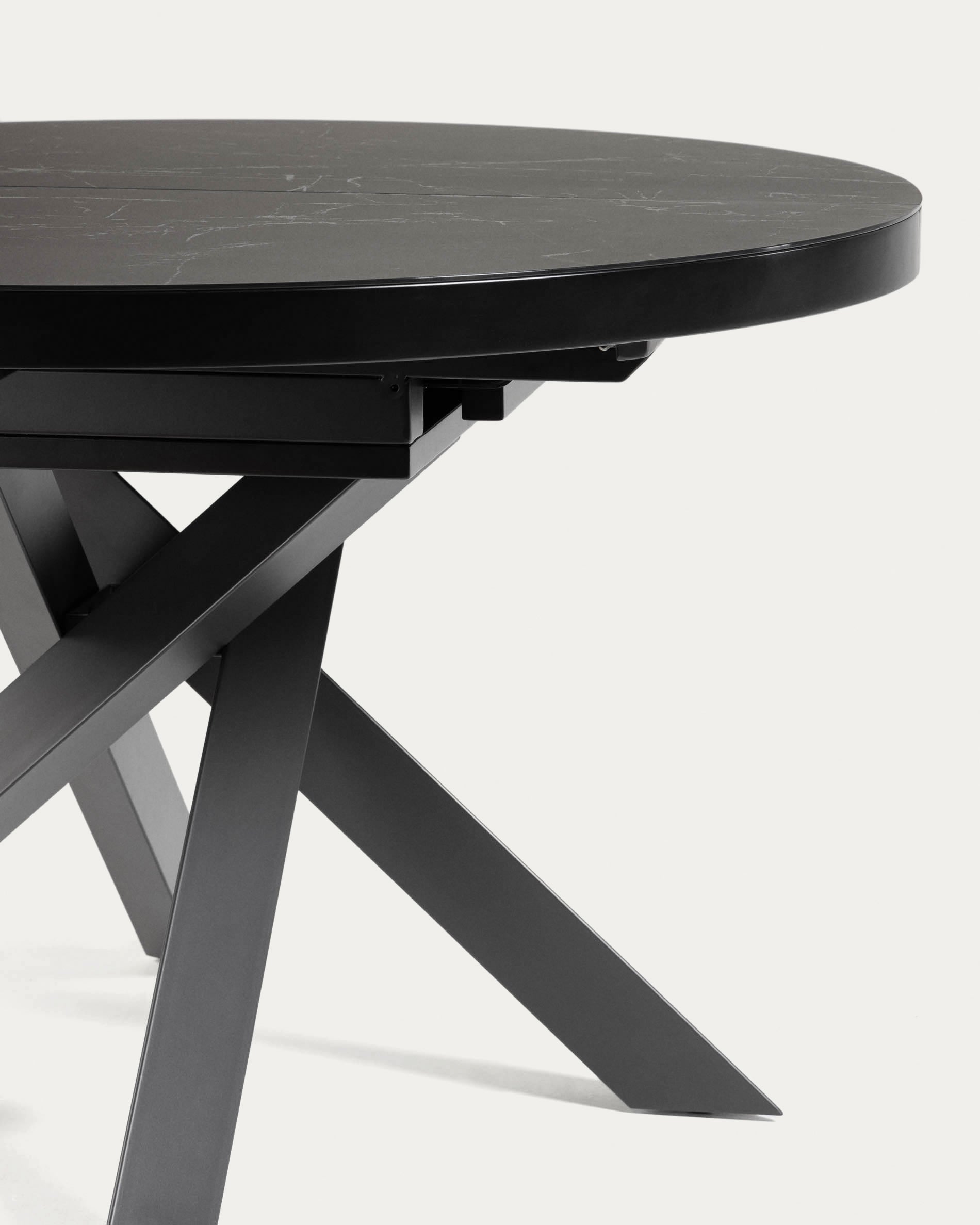 Moderner, ausziehbarer Tisch Vashti (Ø 120-160 cm) mit pflegeleichter Feinsteinzeugplatte und stabilen Stahlbeinen für stilvolle Esszimmer.