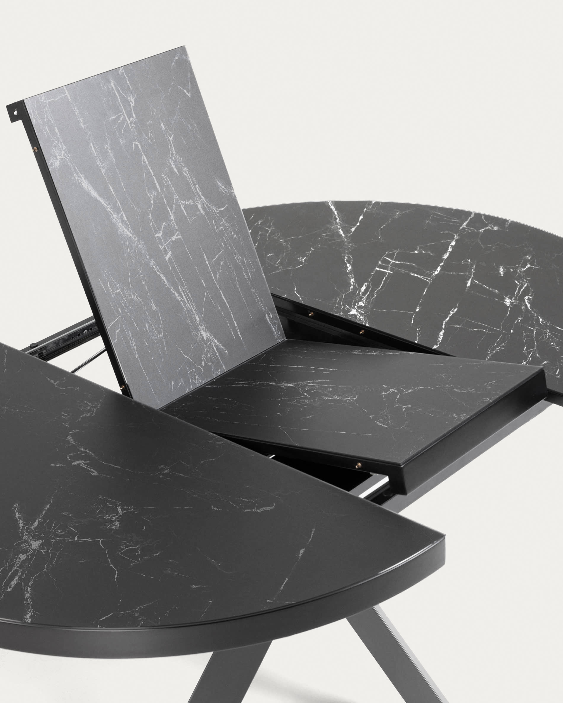 Vashti runder Tisch (Ø 120-160 cm) mit robuster Feinsteinzeugplatte und eleganten Stahlbeinen – ideal für gesellige Esszimmermomente.