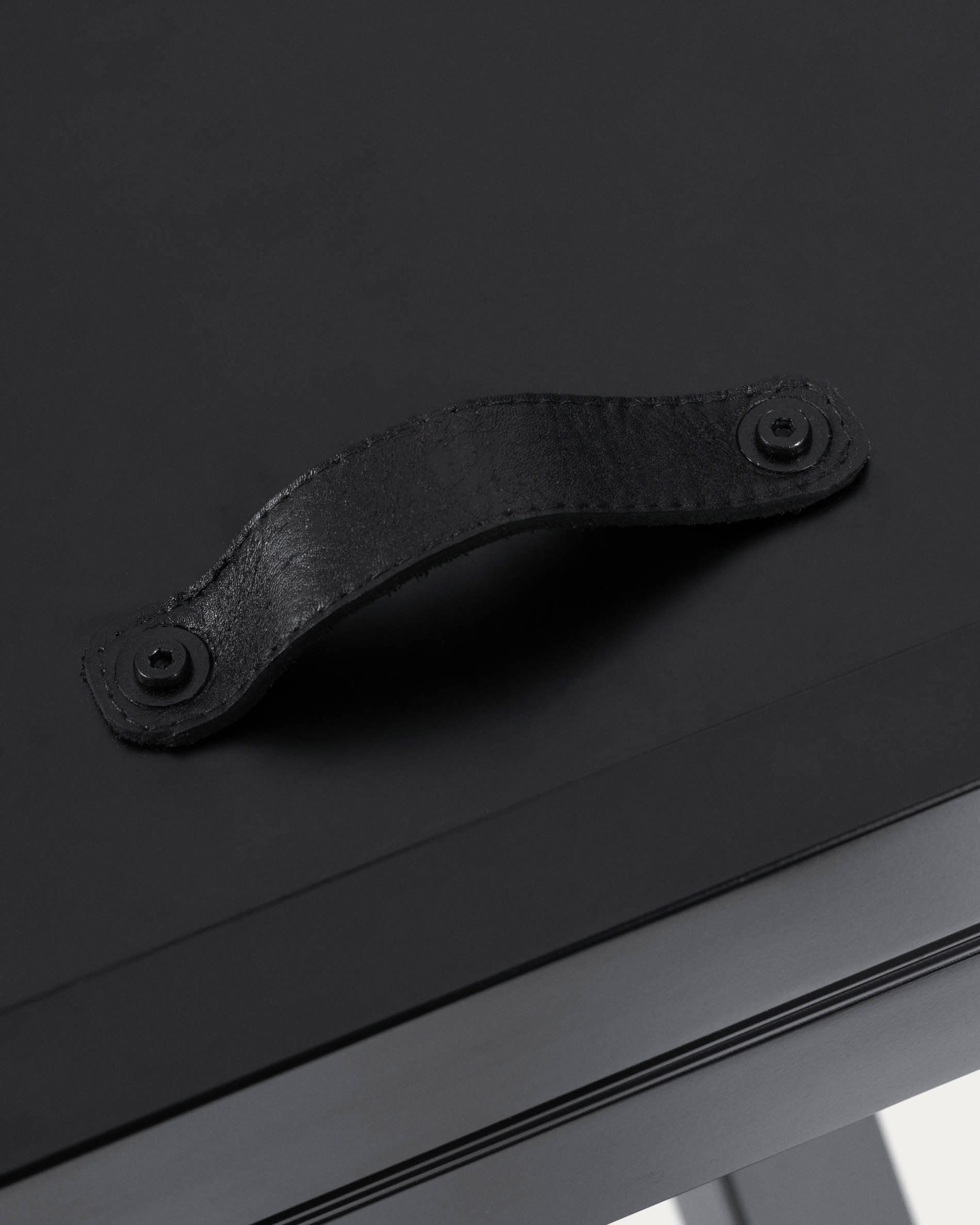 Vashti runder Tisch (Ø 120-160 cm) mit robuster Feinsteinzeugplatte und eleganten Stahlbeinen – ideal für gesellige Esszimmer.