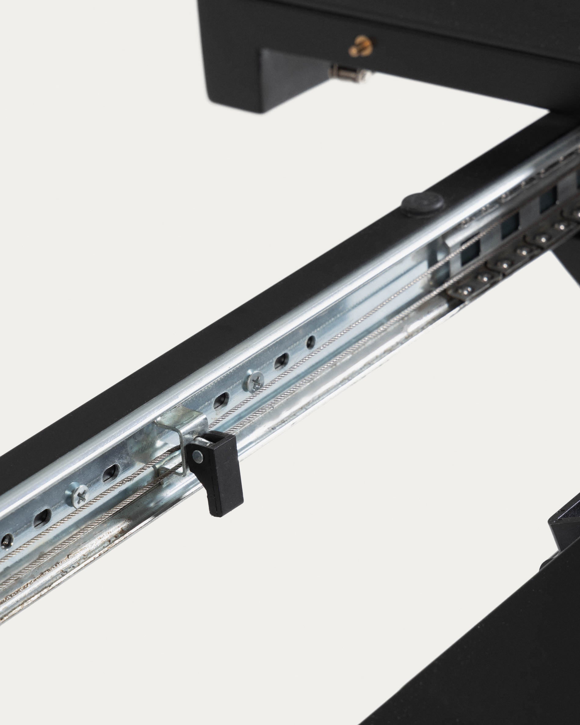 Vashti runder Tisch (Ø 120-160 cm) mit robuster Feinsteinzeugplatte und eleganten Stahlbeinen – ideal für gesellige Esszimmer.