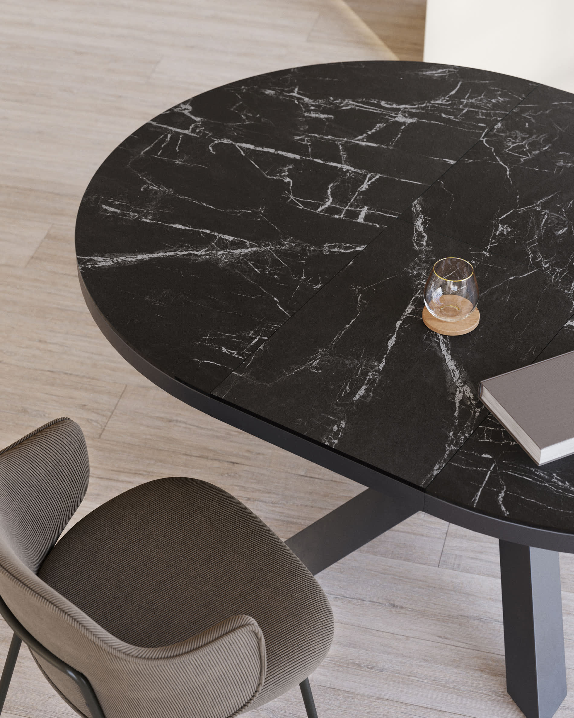 Moderner runder Esstisch Vashti mit ausziehbarer Feinsteinzeugplatte (120-160 cm) und schwarzen Stahlbeinen von Kave Home.