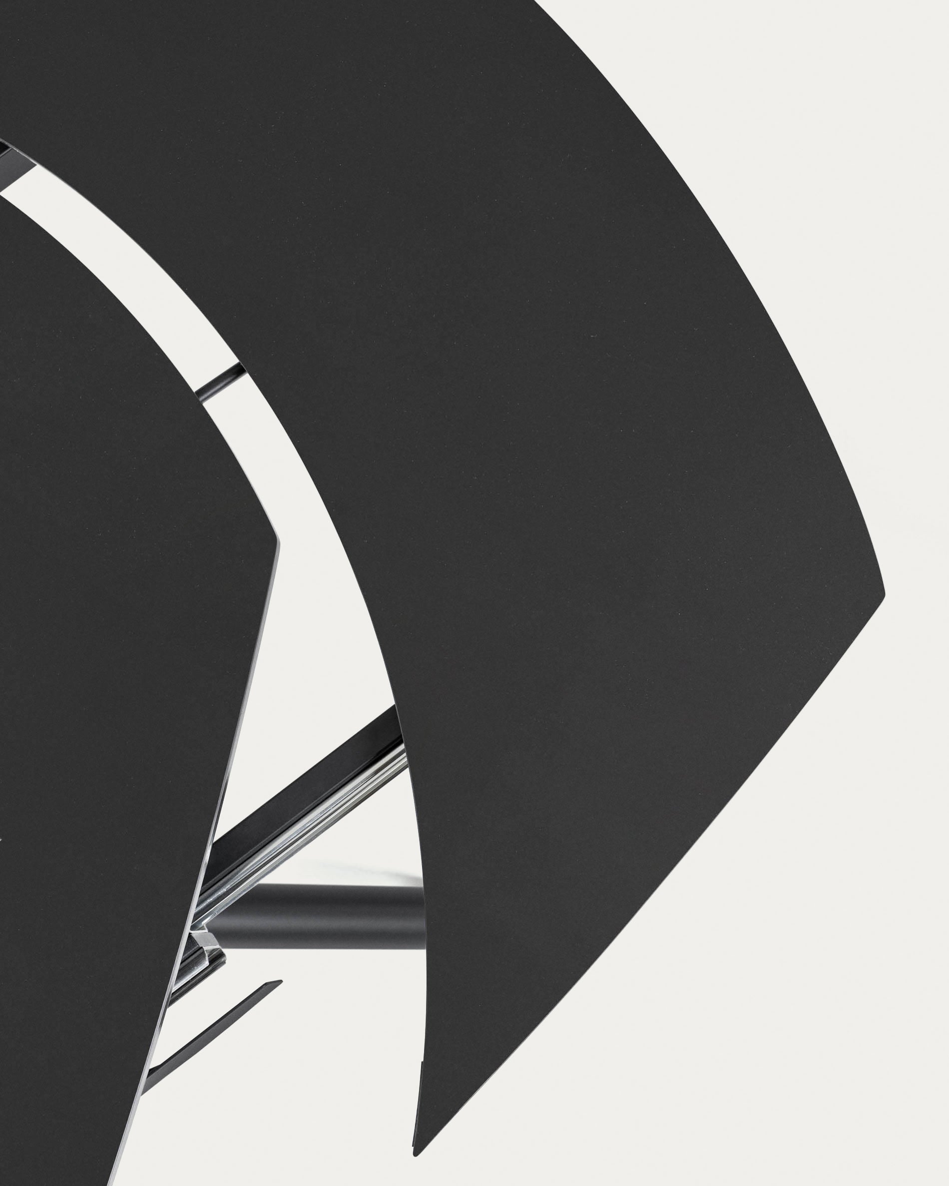 Moderner Yodalia Ausziehtisch von Kave Home mit eleganter Glasoberfläche und stilvollen Stahlbeinen, erweiterbar von 130 auf 190 cm – ideal für gesellige Anlässe.