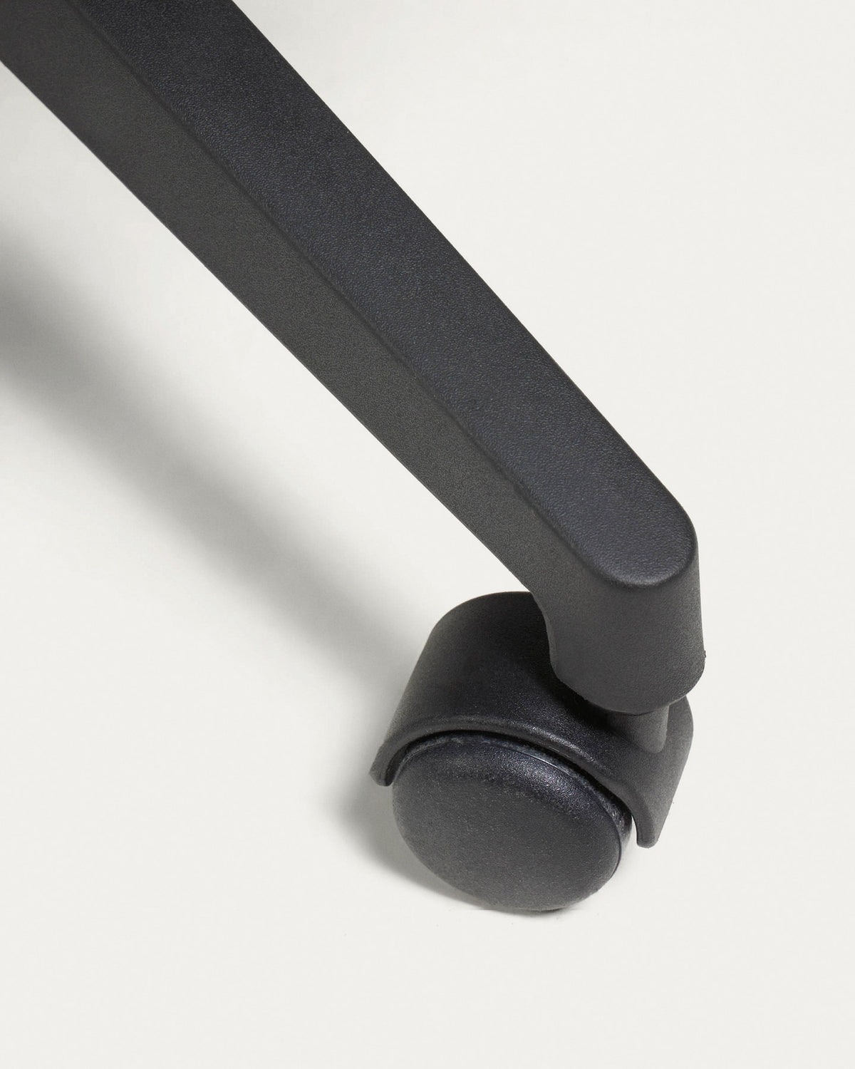 Melva Schreibtischstuhl in Schwarz mit Beinen aus Stahl in Schwarz in Schwarz präsentiert im Onlineshop von KAQTU Design AG. Bürostuhl mit Armlehne ist von Kave Home