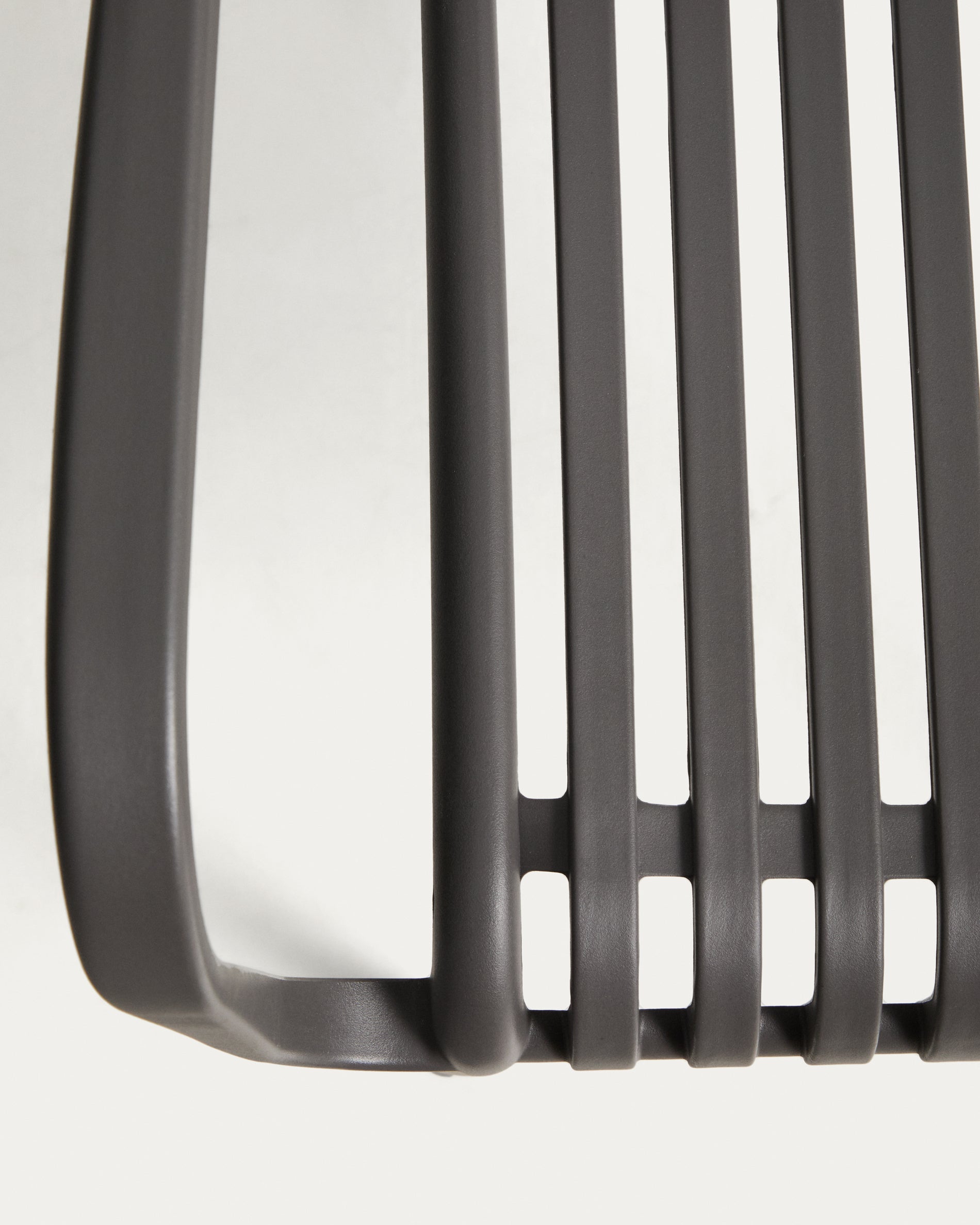 Stapelbarer Outdoor-Stuhl Isabellini in Graphitgrau in Graphit präsentiert im Onlineshop von KAQTU Design AG. Gartenstuhl ist von Kave Home