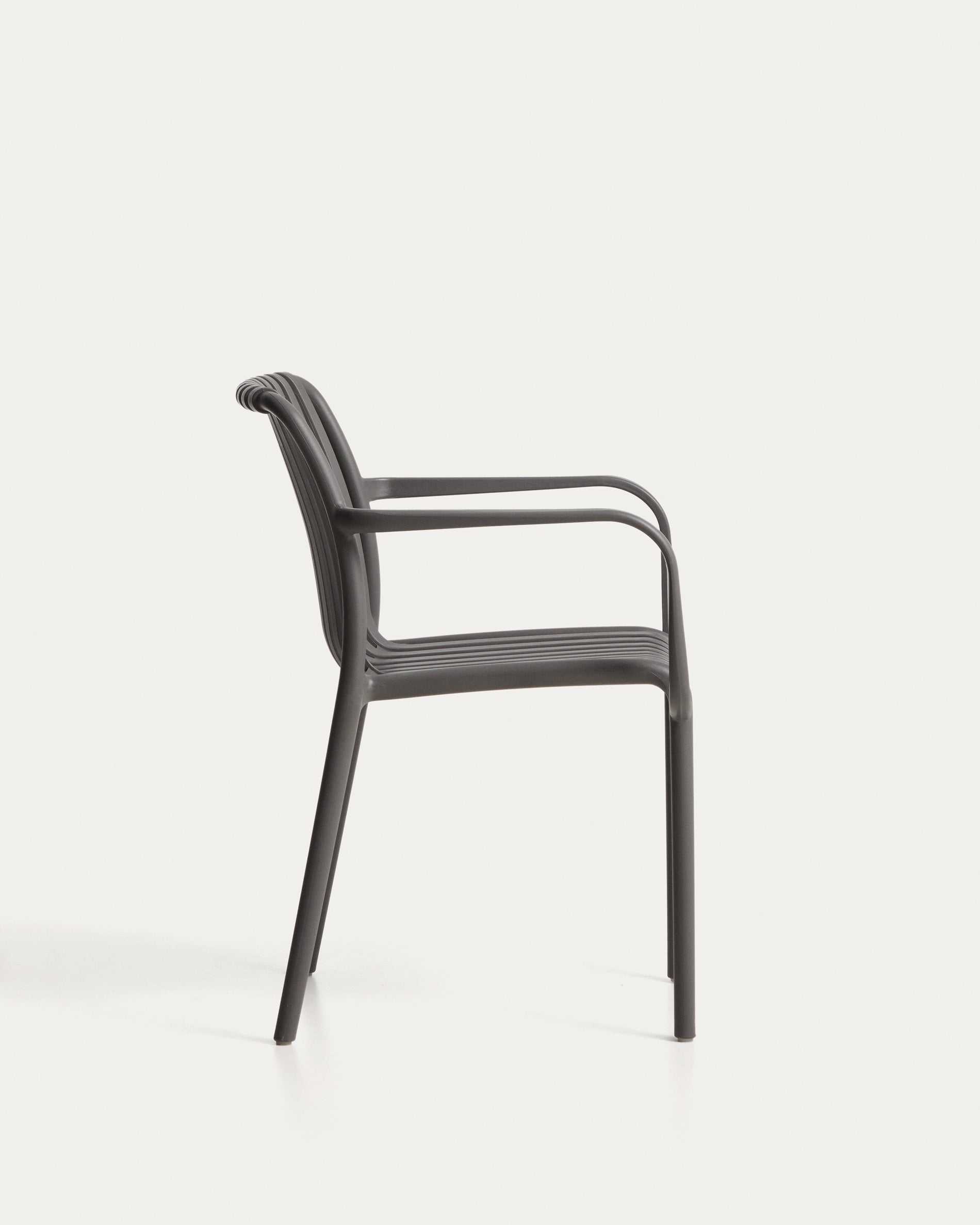 Stapelbarer Outdoor-Stuhl Isabellini in Graphitgrau in Graphit präsentiert im Onlineshop von KAQTU Design AG. Gartenstuhl ist von Kave Home