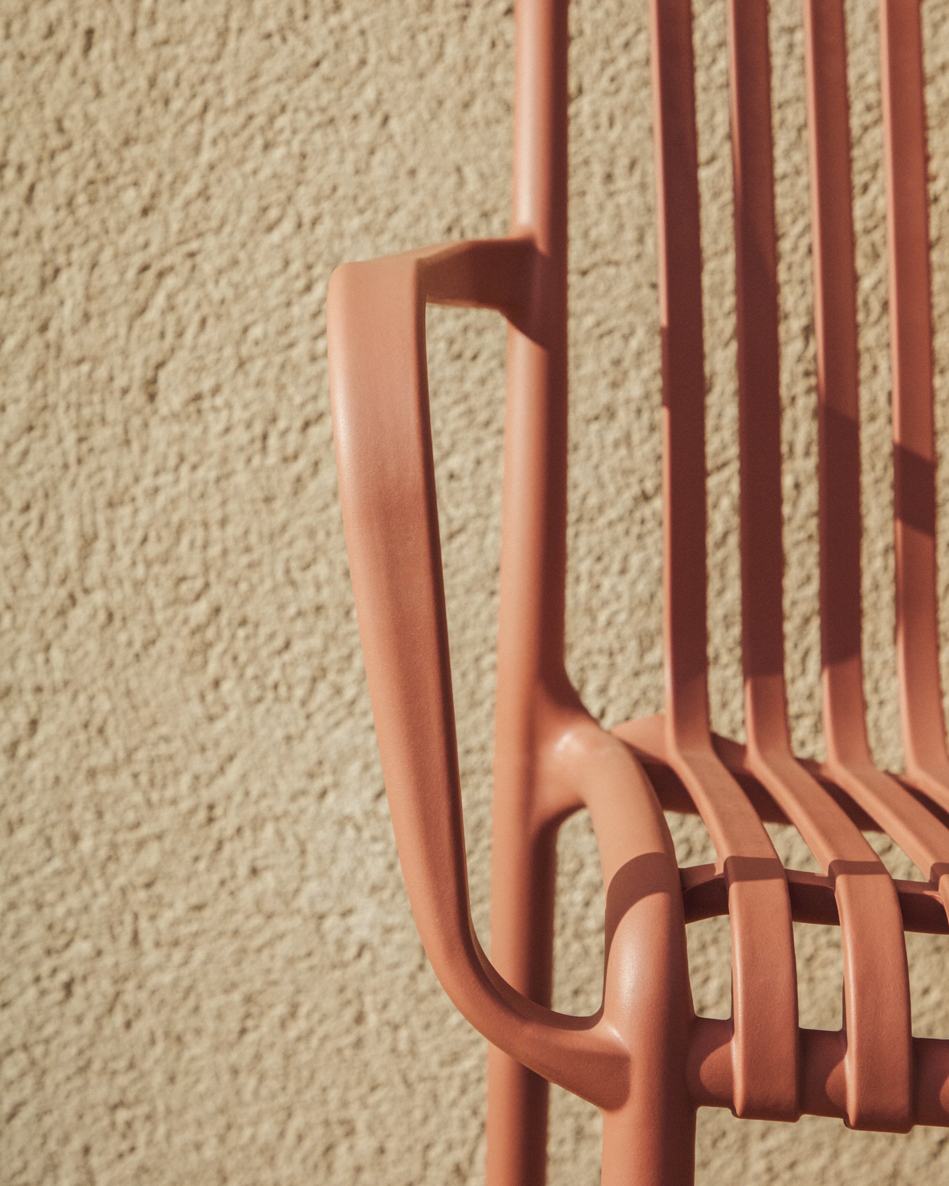 Stapelbarer Outdoor-Stuhl Isabellini in Terrakotta in Terrakotta präsentiert im Onlineshop von KAQTU Design AG. Gartenstuhl ist von Kave Home