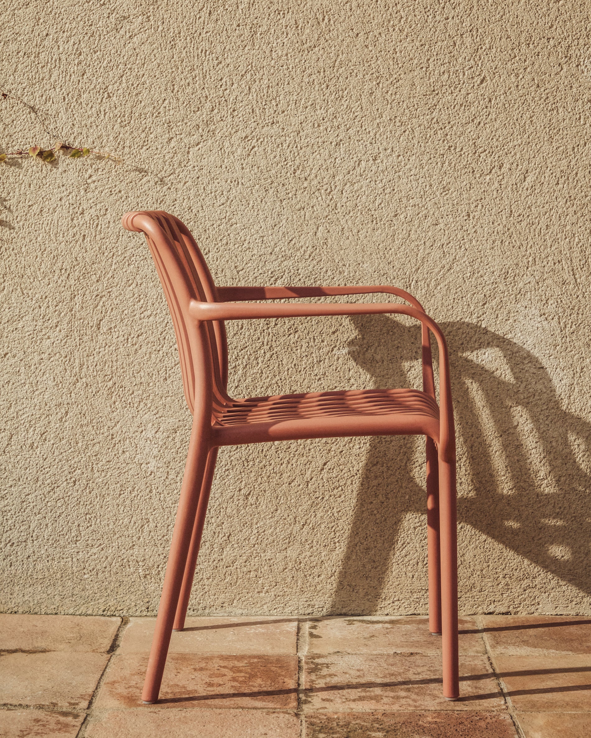 Stapelbarer Outdoor-Stuhl Isabellini in Terrakotta in Terrakotta präsentiert im Onlineshop von KAQTU Design AG. Gartenstuhl ist von Kave Home