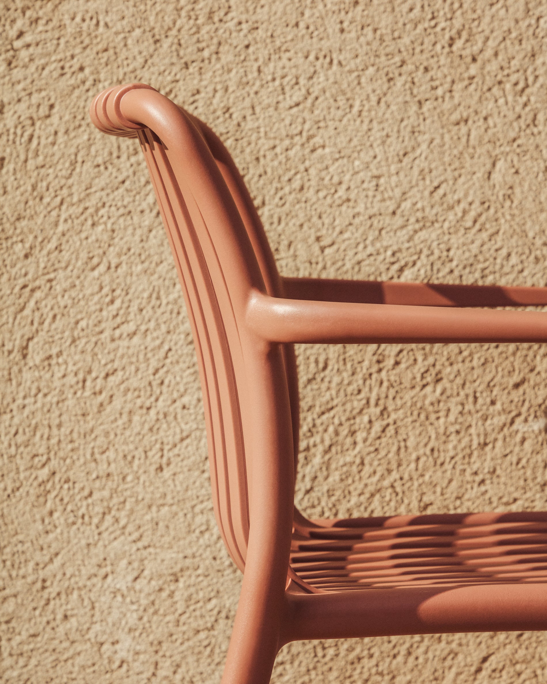 Stapelbarer Outdoor-Stuhl Isabellini in Terrakotta in Terrakotta präsentiert im Onlineshop von KAQTU Design AG. Gartenstuhl ist von Kave Home