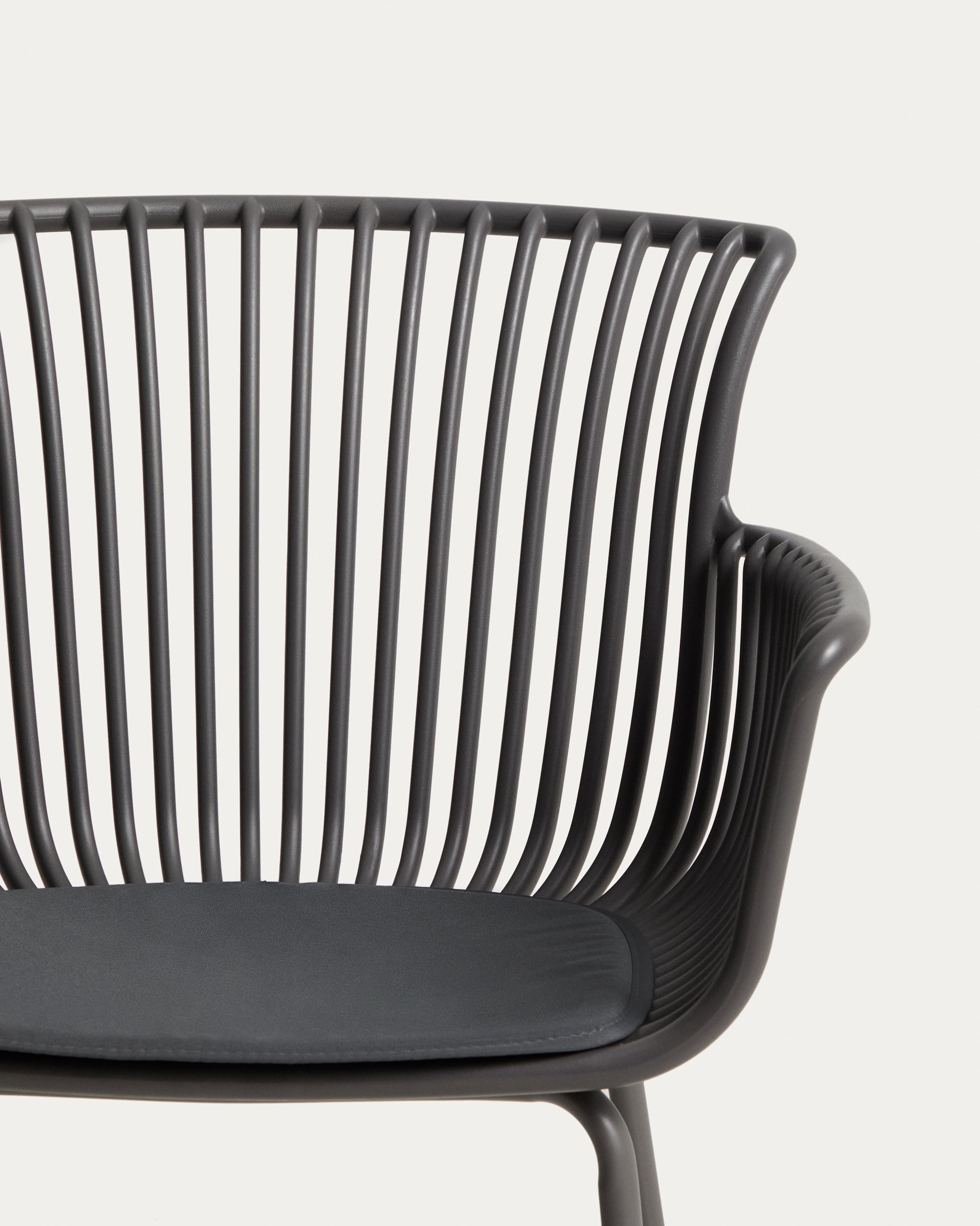 Outdoor-Stuhl Surpika mit graphitgrauen Stahlbeinen in Graphit präsentiert im Onlineshop von KAQTU Design AG. Gartenstuhl ist von Kave Home