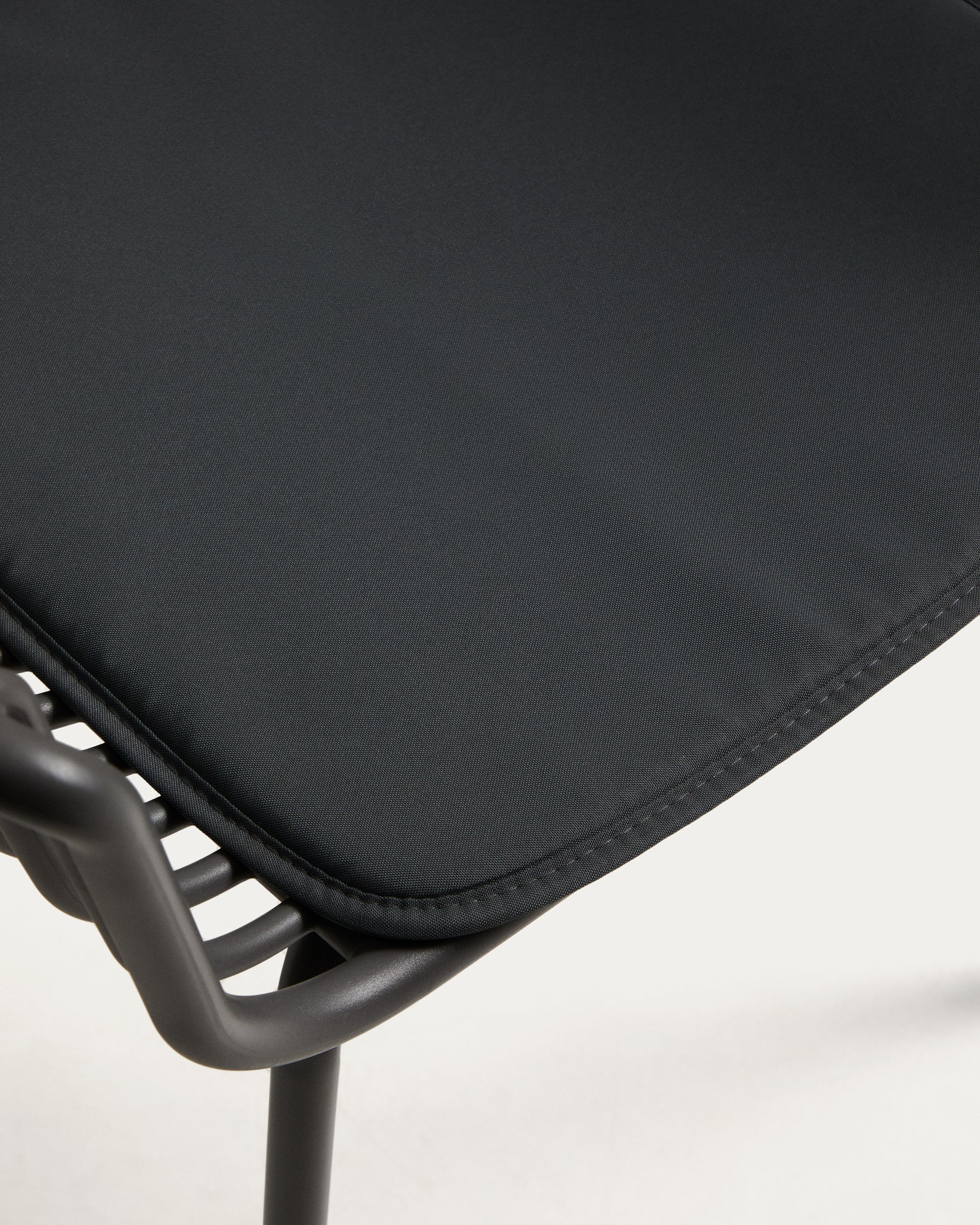 Outdoor-Stuhl Surpika mit graphitgrauen Stahlbeinen in Graphit präsentiert im Onlineshop von KAQTU Design AG. Gartenstuhl ist von Kave Home