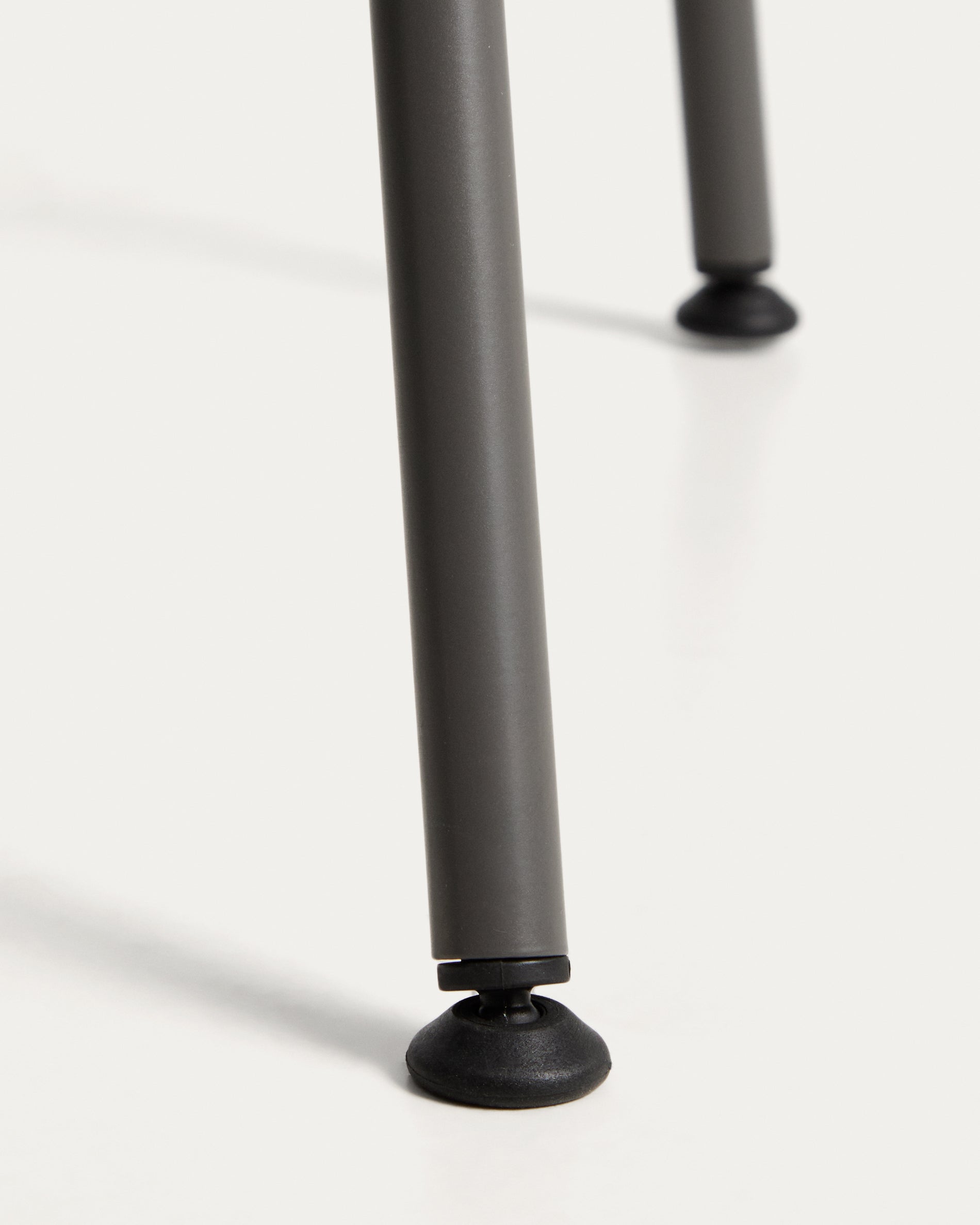 Outdoor-Stuhl Surpika mit graphitgrauen Stahlbeinen in Graphit präsentiert im Onlineshop von KAQTU Design AG. Gartenstuhl ist von Kave Home