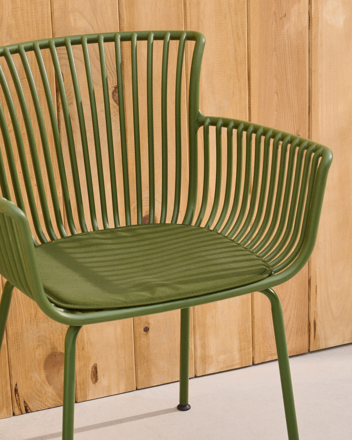 Outdoor-Stuhl Surpika mit grünen Stahlbeinen in Dunkelgrün präsentiert im Onlineshop von KAQTU Design AG. Gartenstuhl mit Armlehnen ist von Kave Home