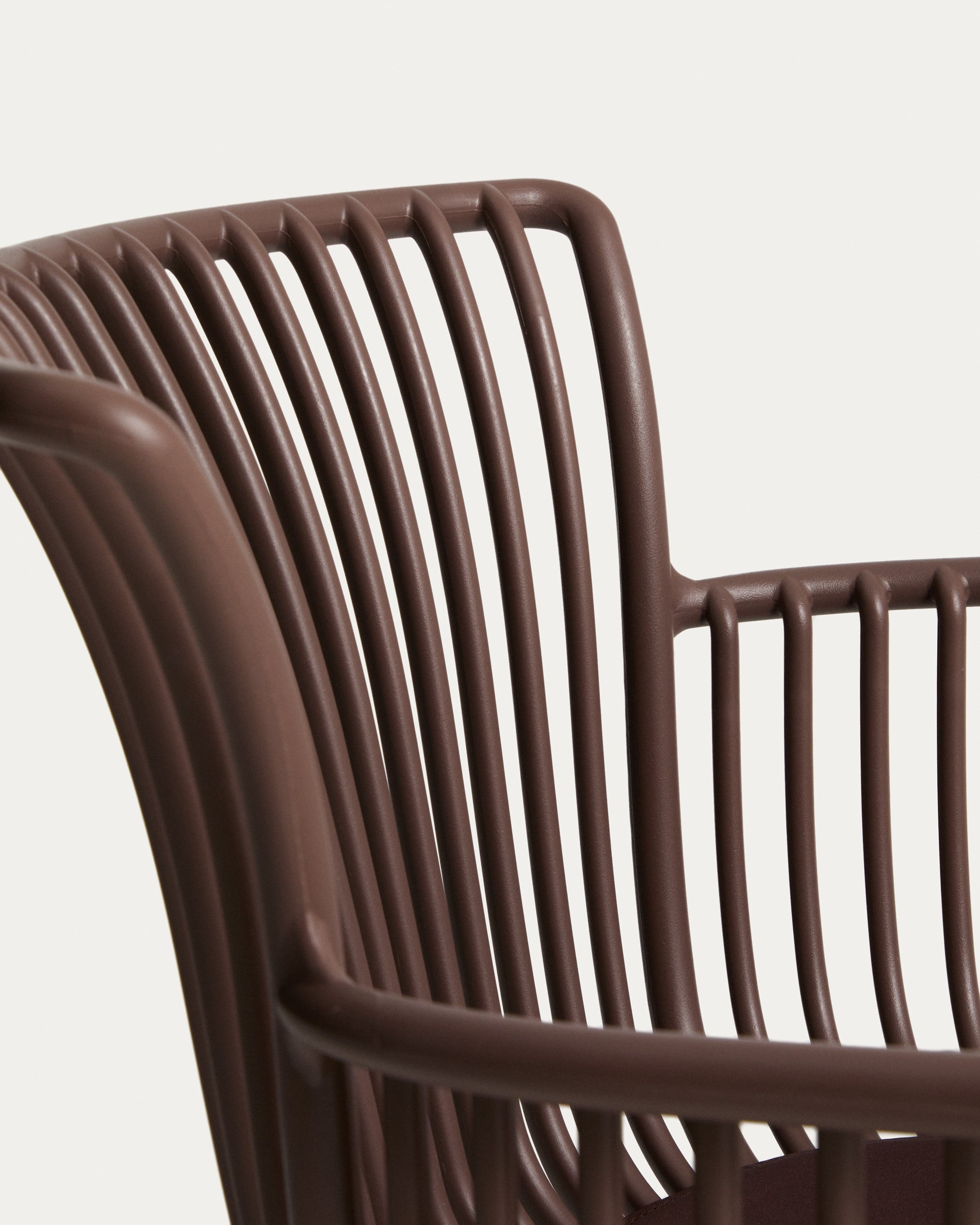 Outdoor-Stuhl Surpika mit braunen Stahlbeinen in Braun präsentiert im Onlineshop von KAQTU Design AG. Gartenstuhl ist von Kave Home