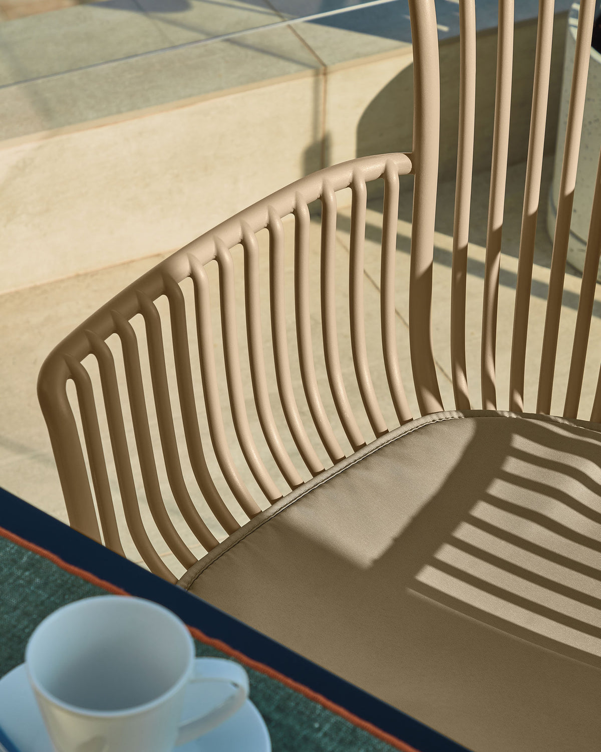 Outdoor Stuhl Surpika beige in Beige präsentiert im Onlineshop von KAQTU Design AG. Gartenstuhl mit Armlehnen ist von Kave Home