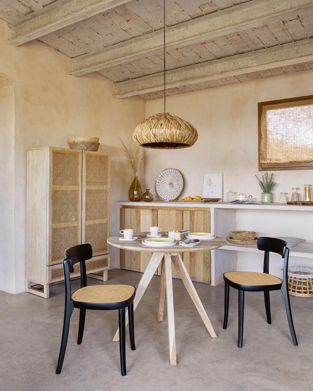 Romane Stuhl: Stilvolles Buchenholz mit schwarzem Eschenfurnier.