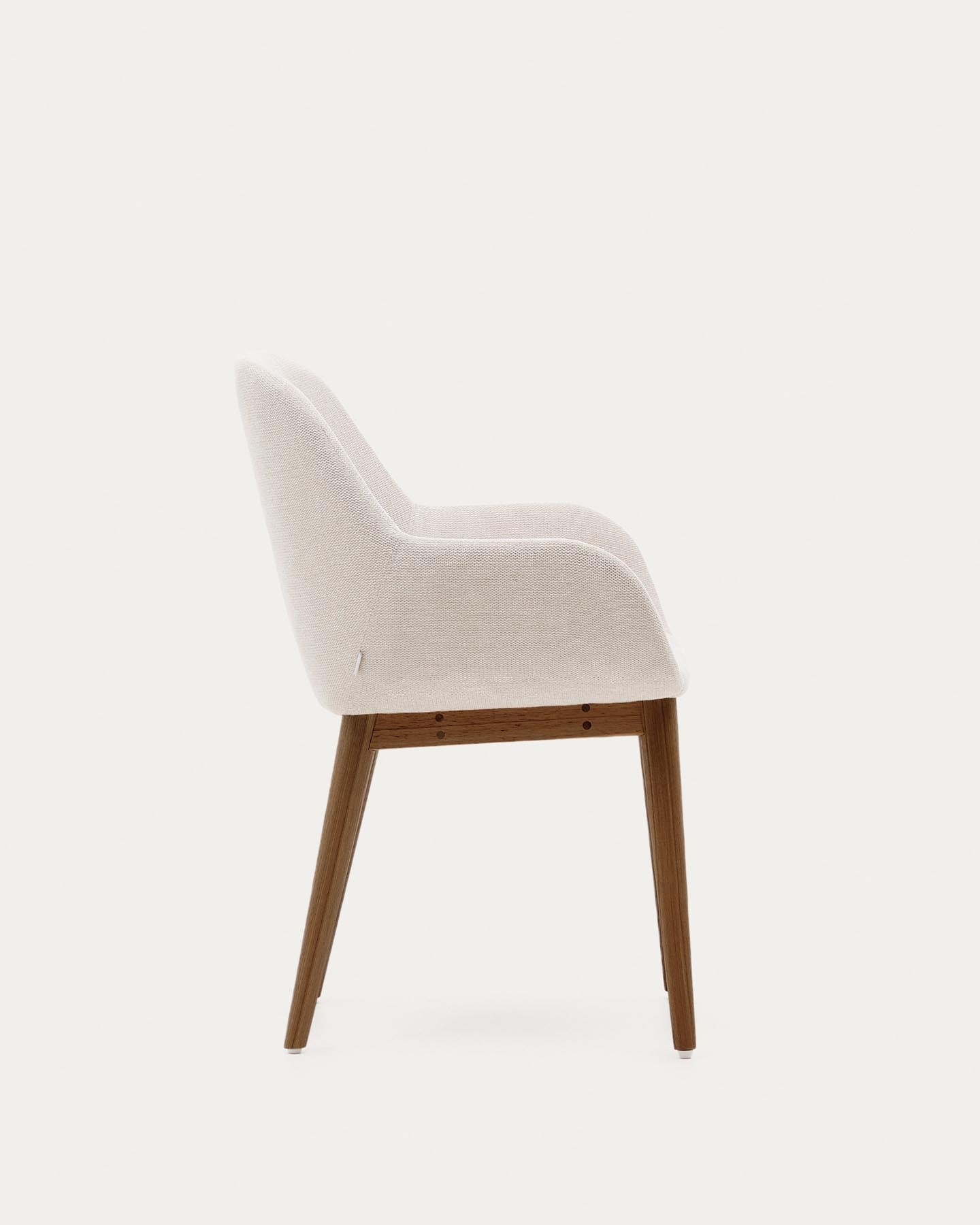 Konna Stuhl in Beige und Beine aus massivem Eschenholz mit dunklem Finish FR in Beige präsentiert im Onlineshop von KAQTU Design AG. Stuhl ist von Kave Home