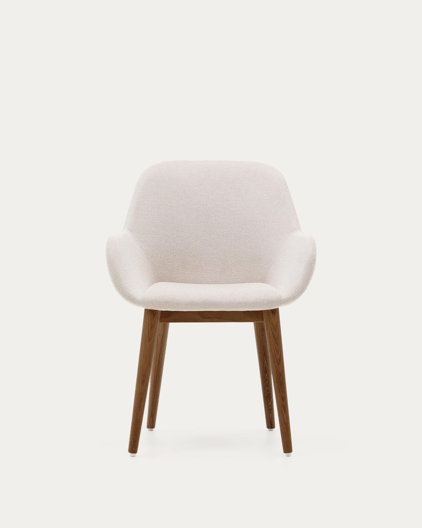 Konna Stuhl in Beige und Beine aus massivem Eschenholz mit dunklem Finish FR in Beige präsentiert im Onlineshop von KAQTU Design AG. Stuhl ist von Kave Home
