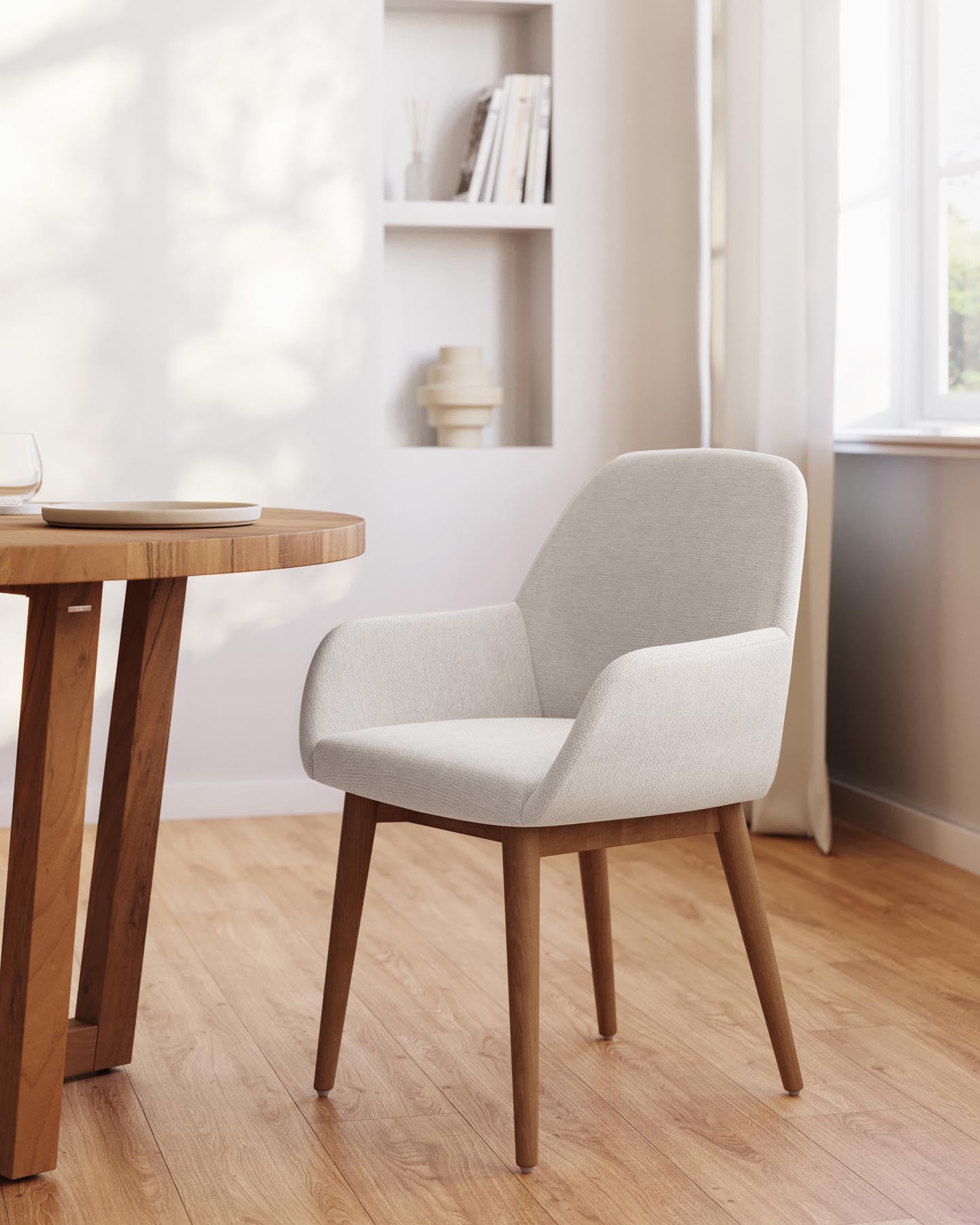 Konna Stuhl in Beige und Beine aus massivem Eschenholz mit dunklem Finish FR in Beige präsentiert im Onlineshop von KAQTU Design AG. Stuhl ist von Kave Home