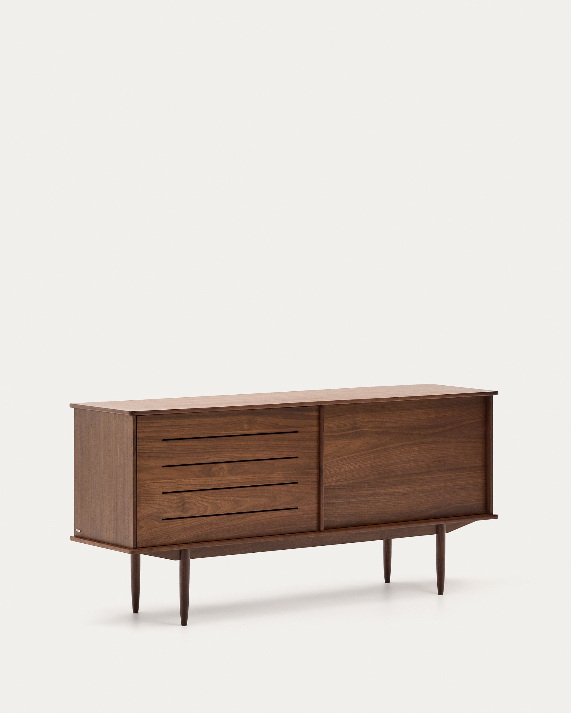 Das Carolin Sideboard aus hochwertigem Nussholzfurnier kombiniert 2 Türen und 1 Schublade für eleganten und praktischen Stauraum.