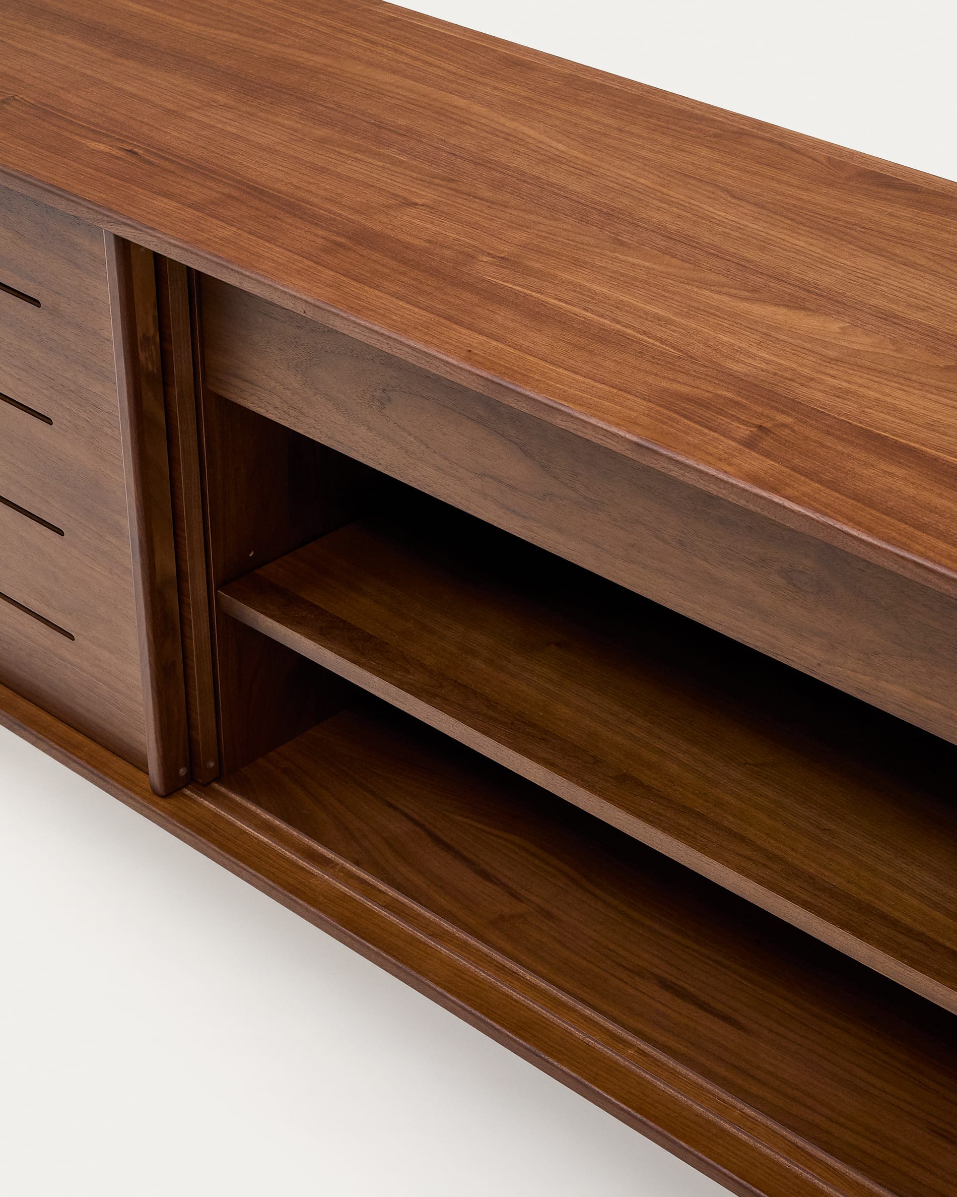 Entdecken Sie das Carolin Sideboard von Kave Home: Ein stilvolles Möbelstück aus edlem Nussholzfurnier, das Retro-Charme und modernen Komfort vereint.