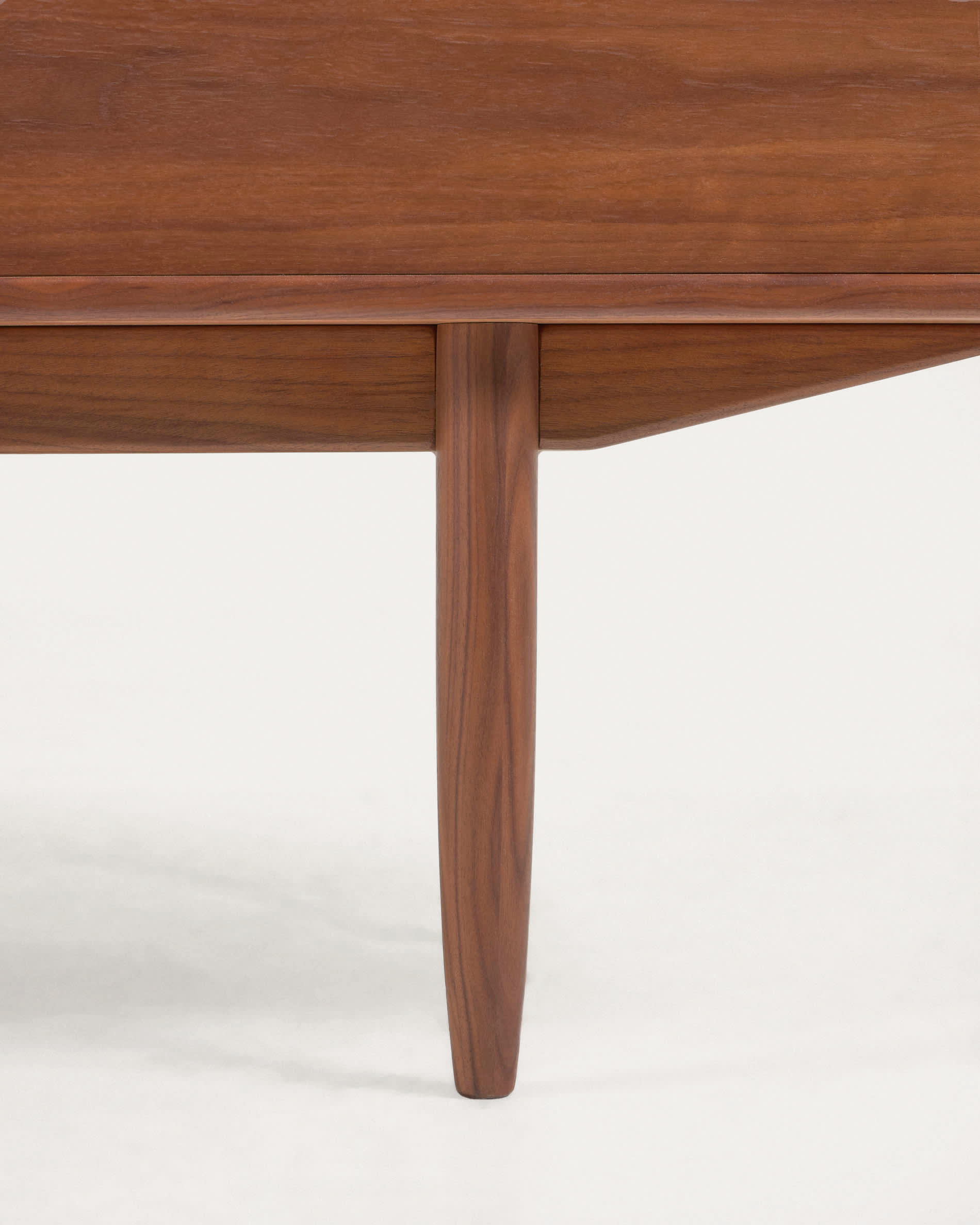 Der Carolin TV-Schrank von Kave Home vereint 50er Jahre Charme mit modernem Design. Aus edlem Nussholzfurnier gefertigt, bietet er stilvollen Stauraum.