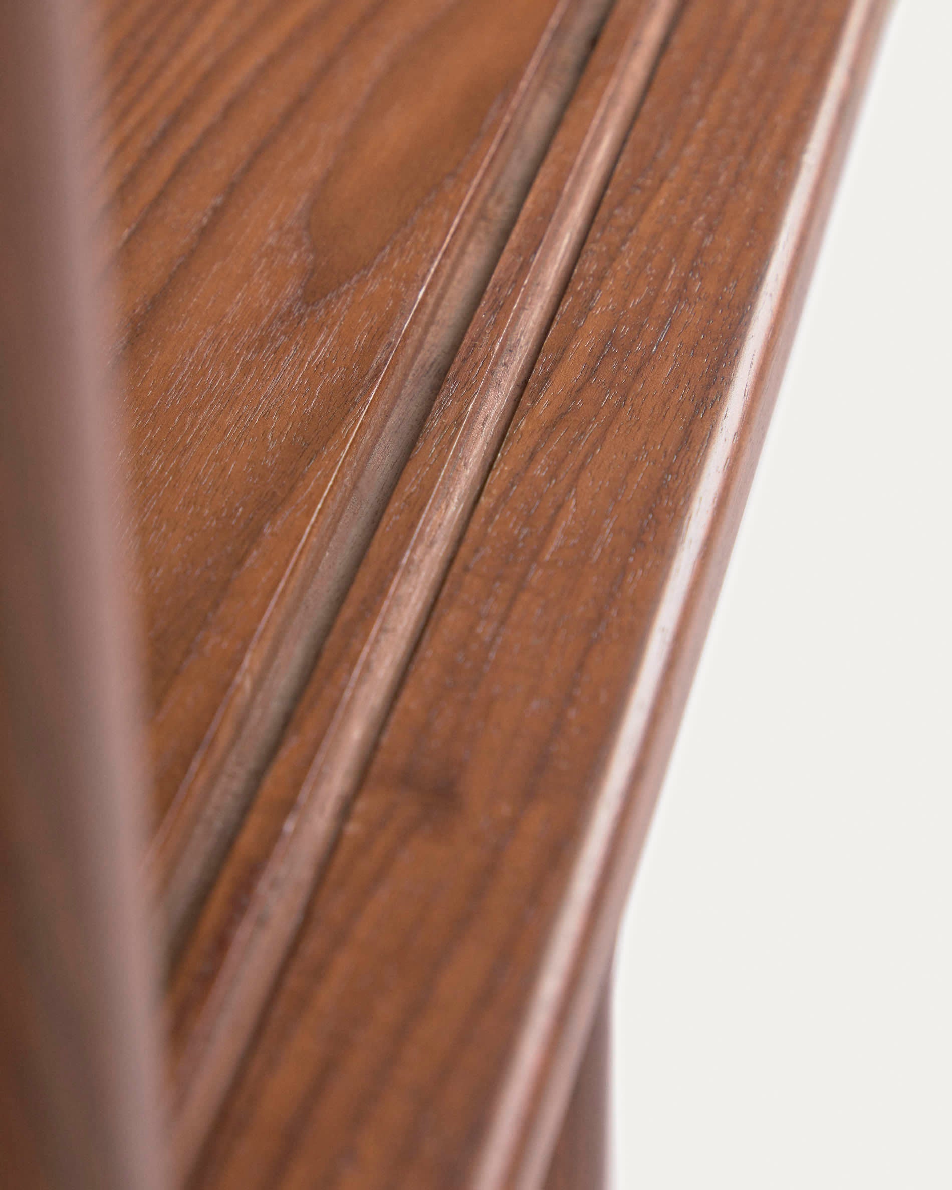 Entdecken Sie das Carolin Regal aus massivem Walnussholz (130 x 169 cm) von Kave Home – eine perfekte Kombination aus Eleganz und praktischer Nutzung.