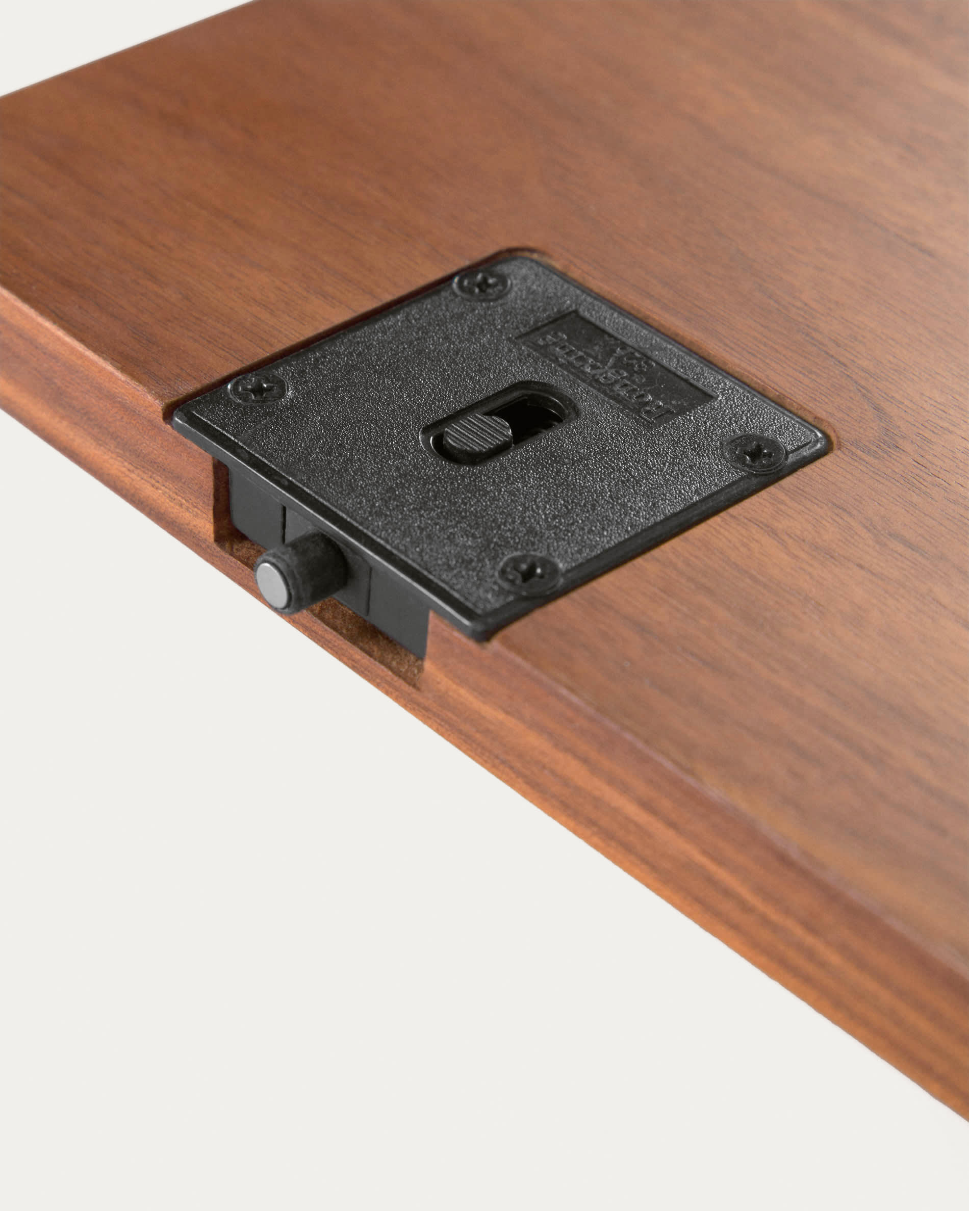 Entdecken Sie das Carolin Regal aus massivem Walnussholz (130 x 169 cm) von Kave Home – eine perfekte Kombination aus Eleganz und praktischer Funktionalität.