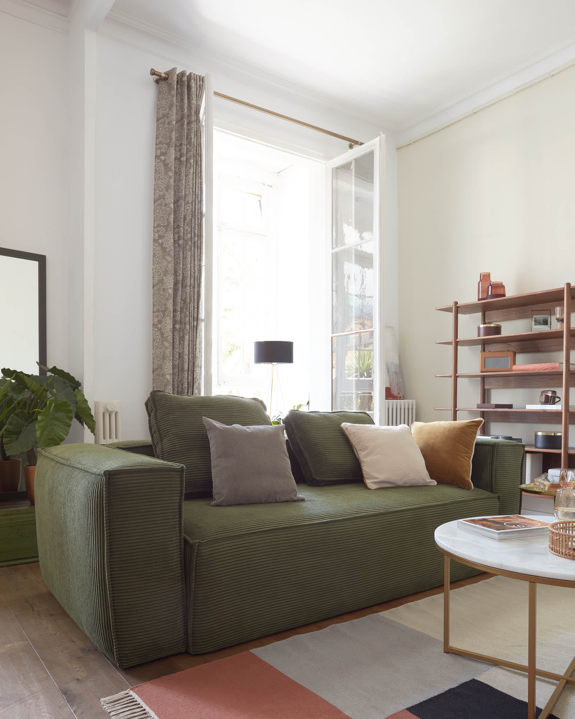 Das Carolin Regal aus Walnussholz vereint zeitlose Eleganz mit praktischer Funktionalität und bietet grosszügigen Stauraum.