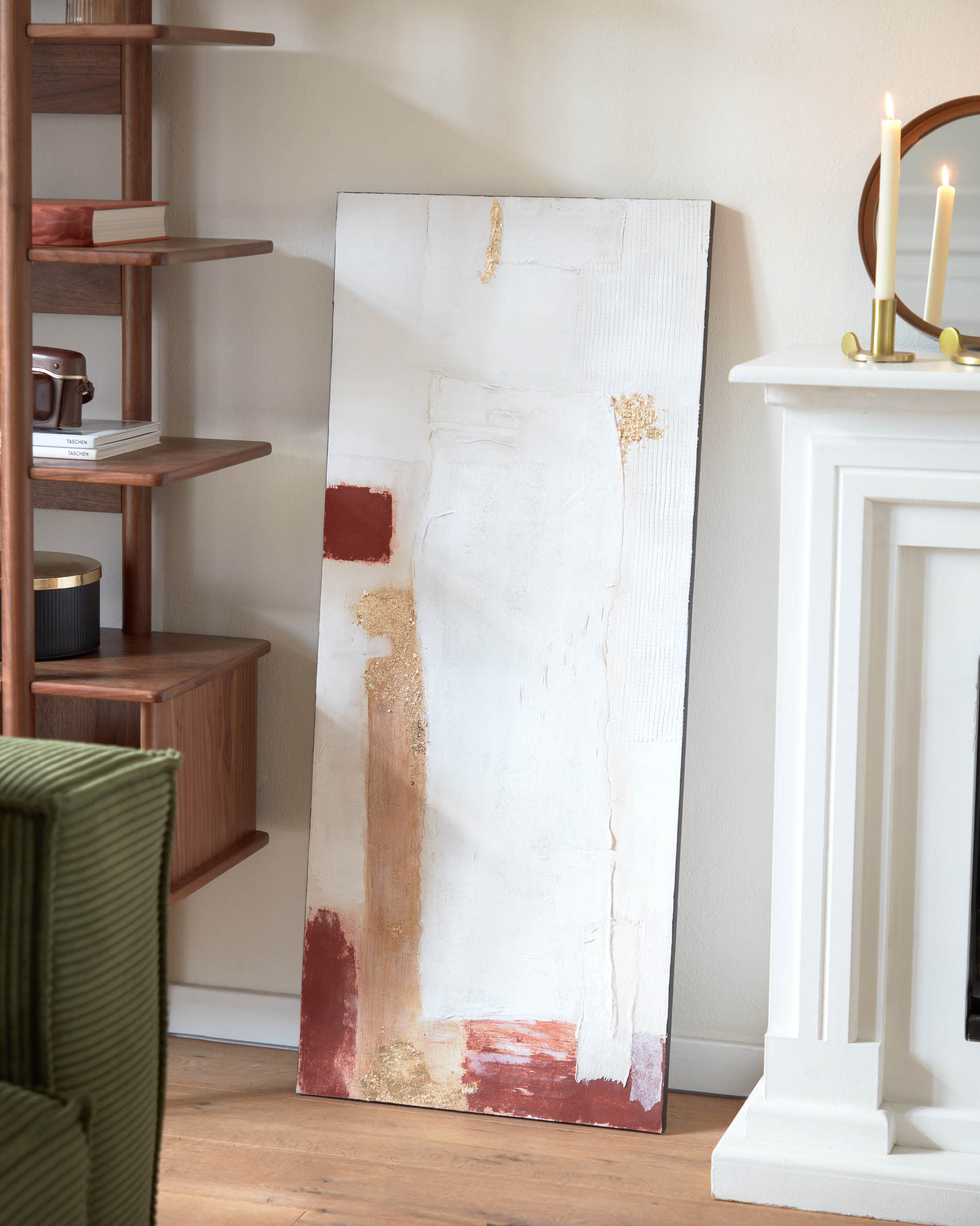 Das Carolin Regal aus Walnussholz vereint zeitlose Eleganz mit praktischer Funktionalität und bietet grosszügigen Stauraum.