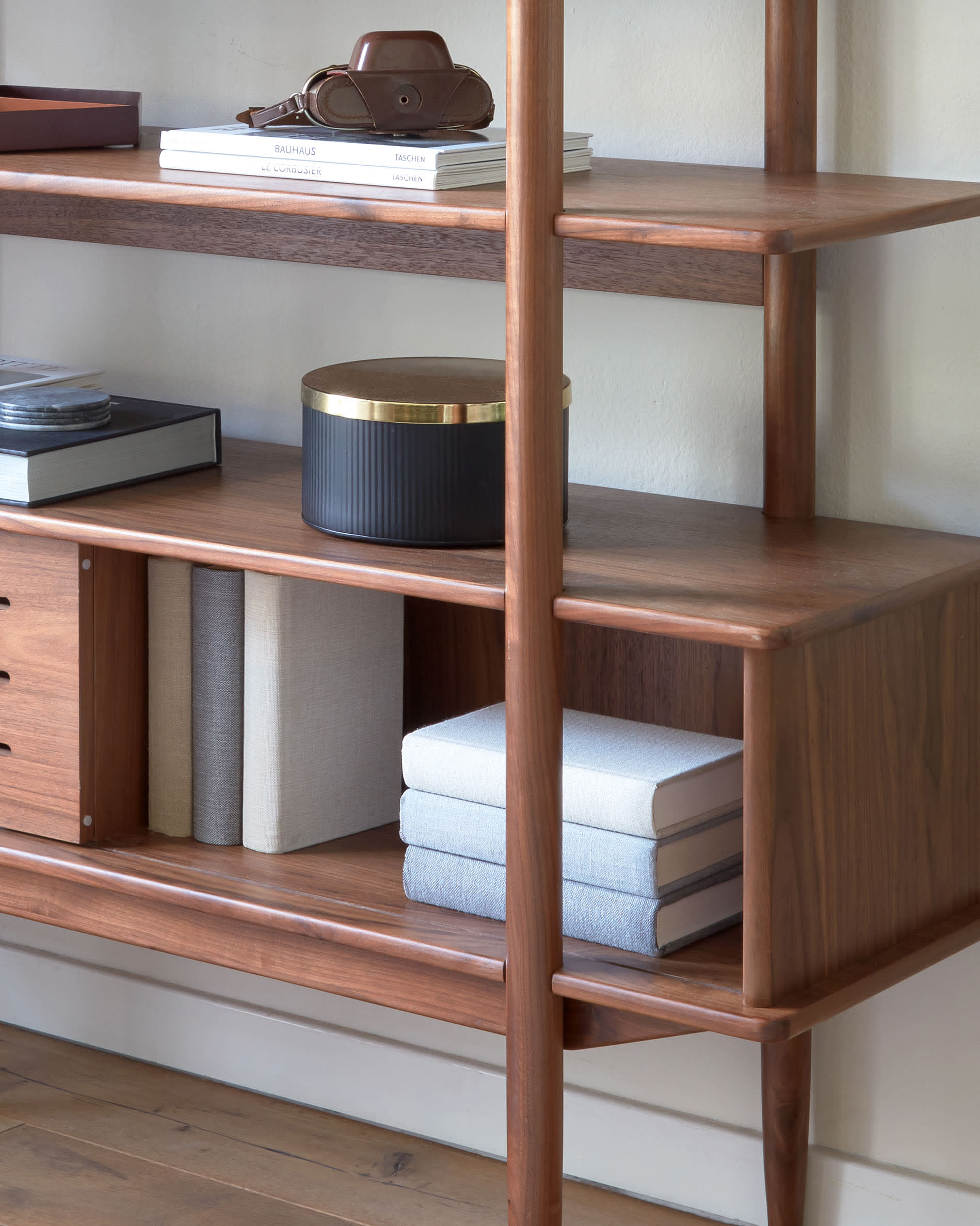 Carolin Regal aus Walnussholz, 130 x 169 cm, von Kave Home – hochwertig, modern und ideal für stilvolle Einrichtung.