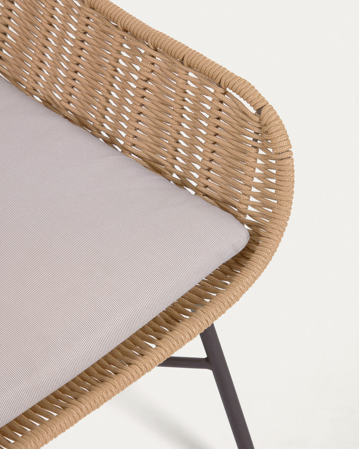 Abeli Seilsessel in Beige in Beige präsentiert im Onlineshop von KAQTU Design AG. Outdoor-Sessel ist von Kave Home