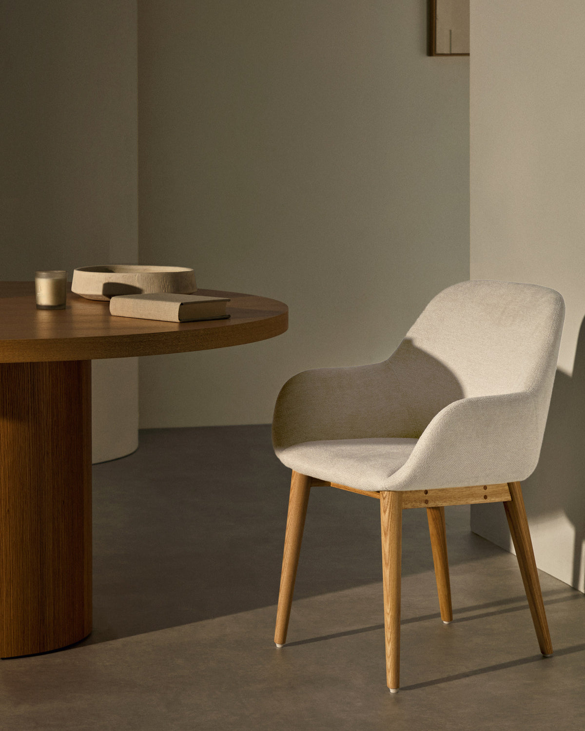 Konna Stuhl in Beige und Beine aus massivem Eschenholz mit natürlichem Finish in Beige präsentiert im Onlineshop von KAQTU Design AG. Stuhl mit Armlehne ist von Kave Home