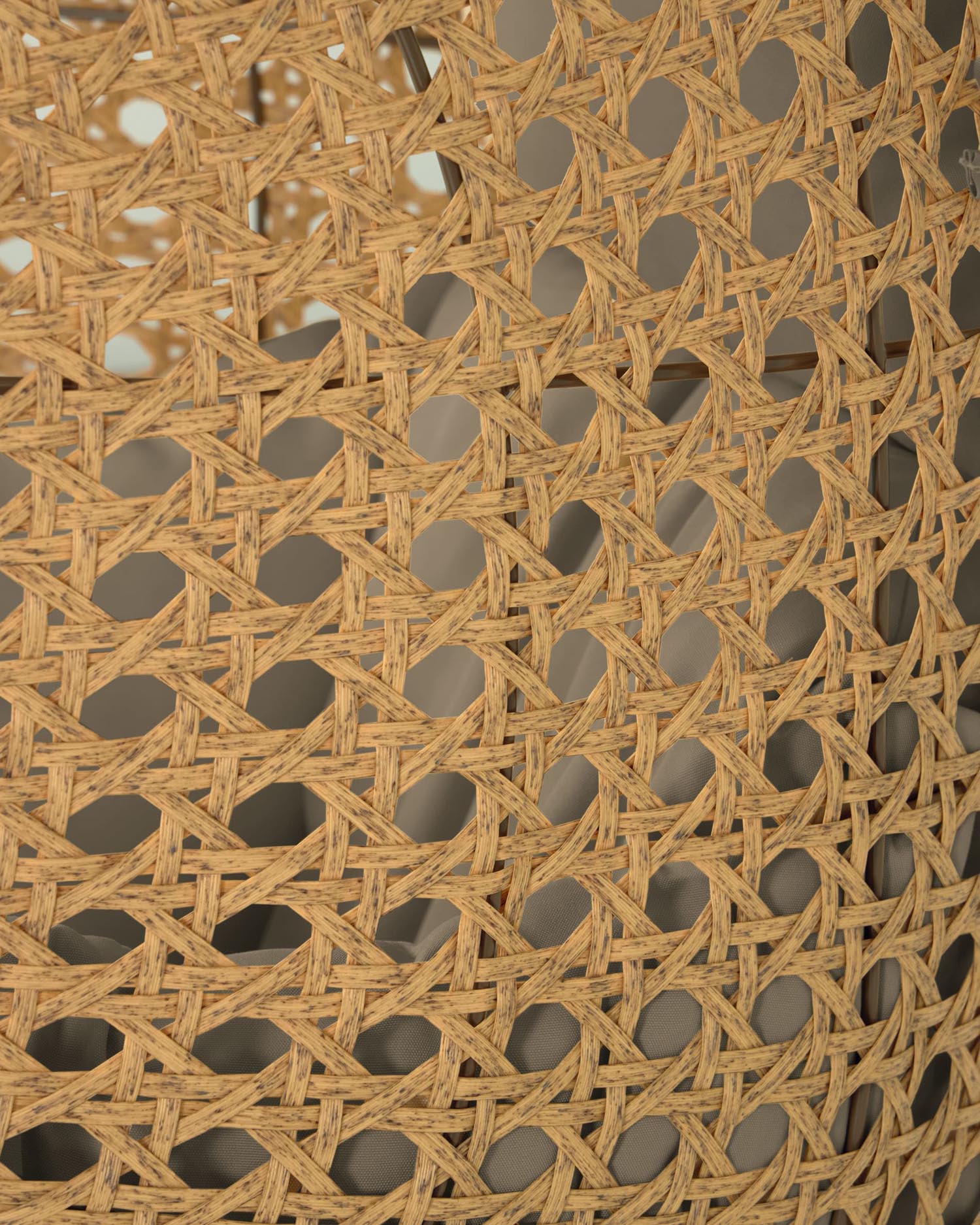 Erleben Sie den Cira Hängesessel von Kave Home – ein eleganter, wetterfester Hängestuhl mit warmem, natürlichem Finish für entspannte Momente.