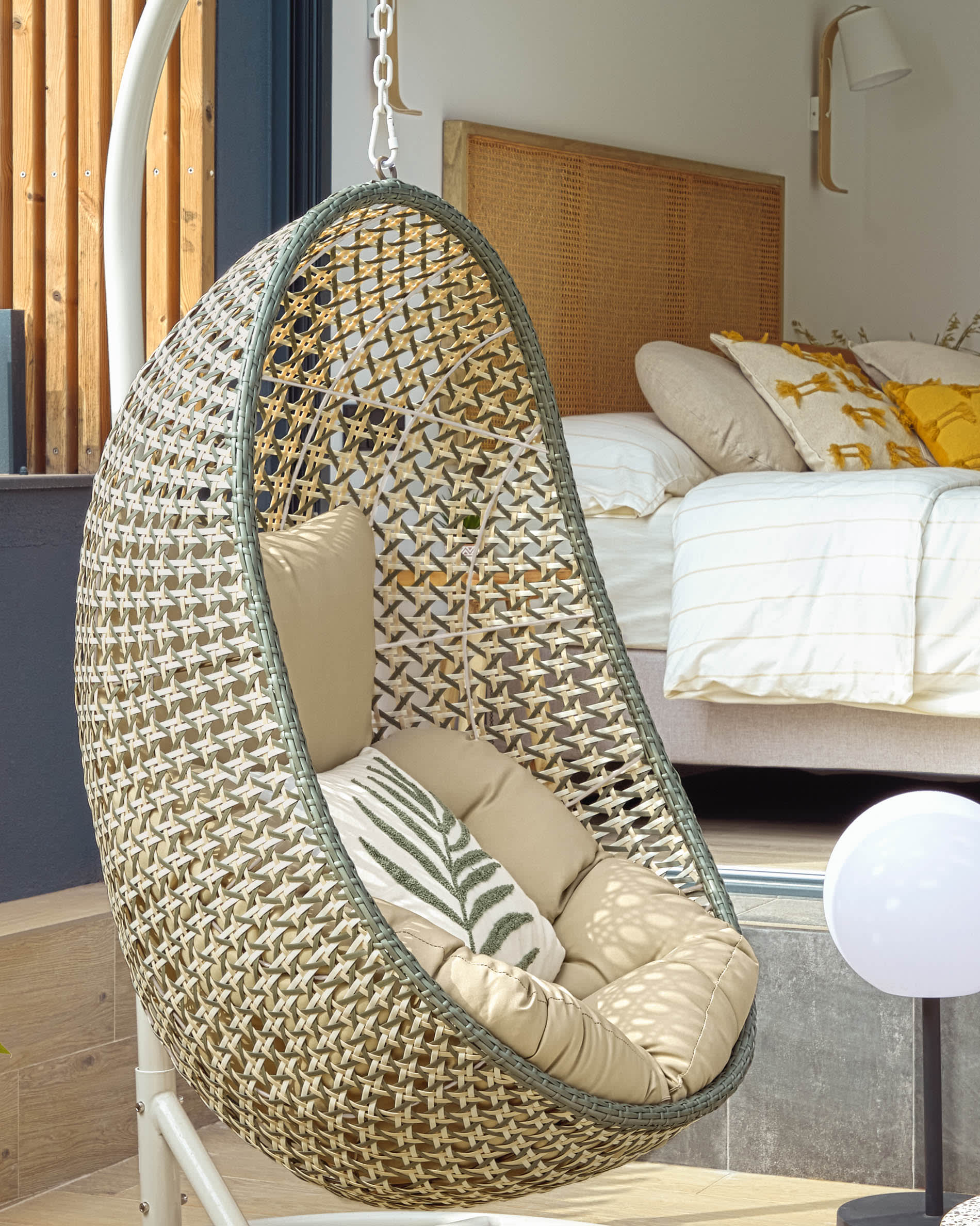 Der Cira Hängesessel von Kave Home bietet ein farbenfrohes Design und hohen Komfort für entspannte Momente zuhause.