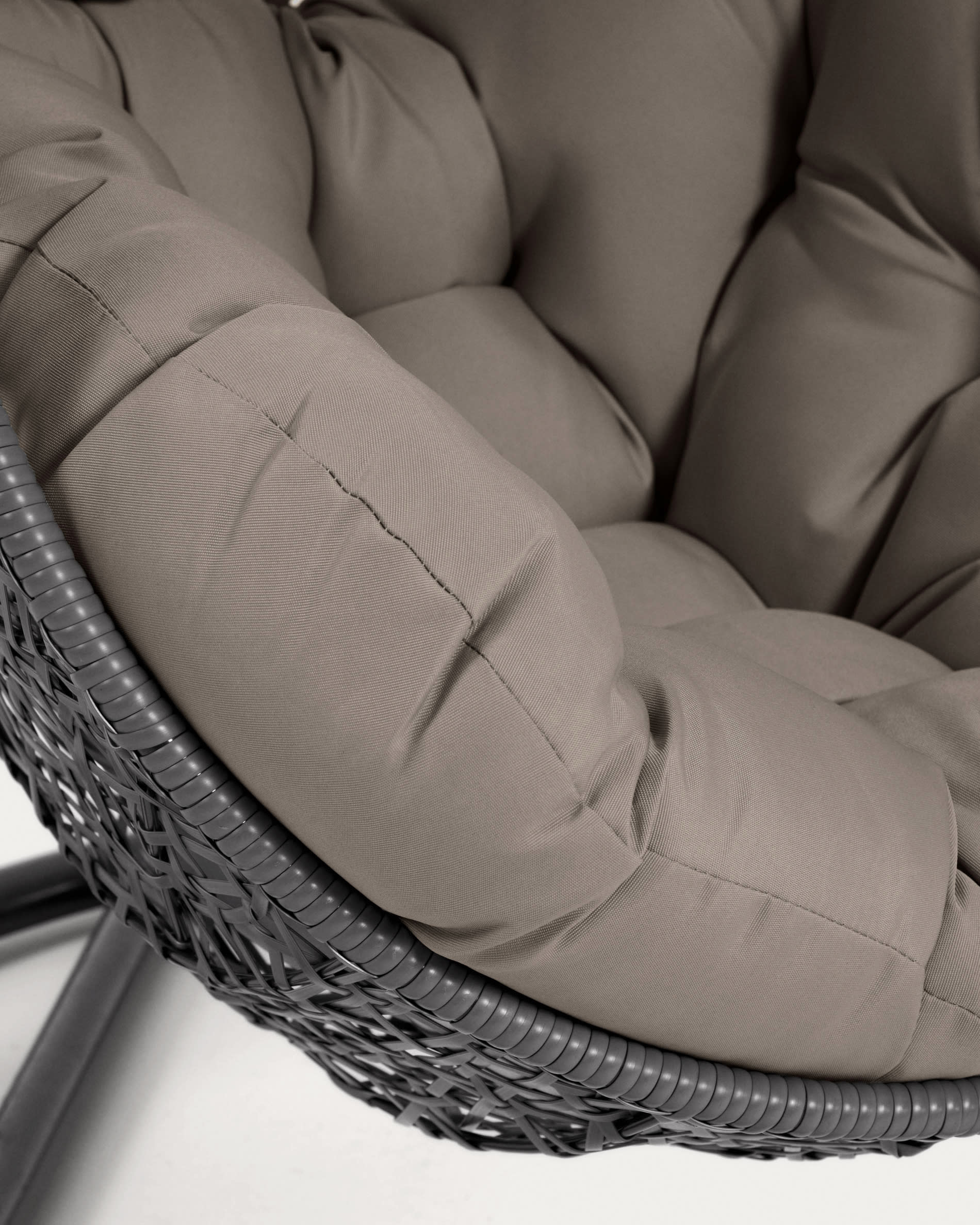 Stylischer Hängesessel Florina in Dunkelgrau von Kave Home – ideal für entspannte Momente in jedem Raum. Robust, komfortabel und pflegeleicht.