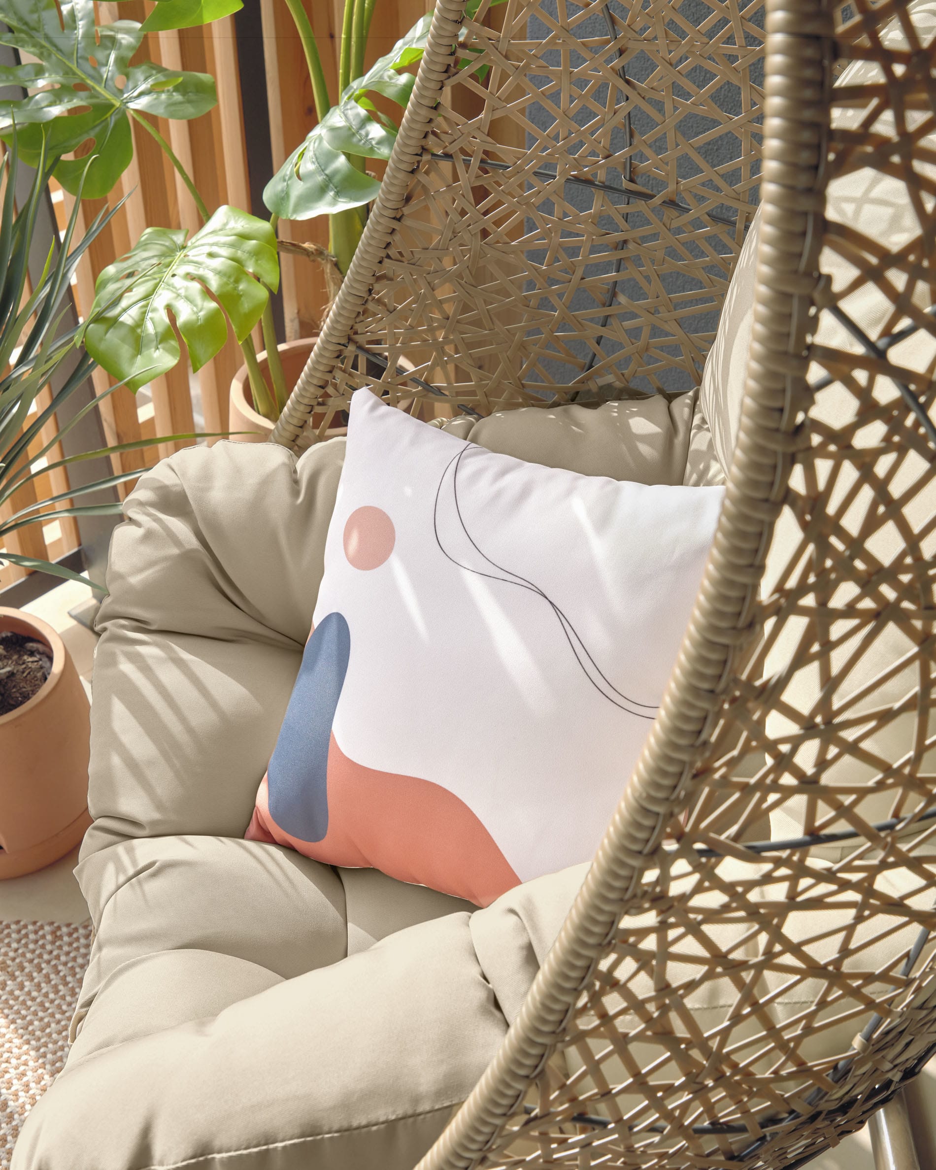 Der Florina Hängesessel in Braun von Kave Home bietet stilvollen Komfort für drinnen und draussen, ideal zum Entspannen.