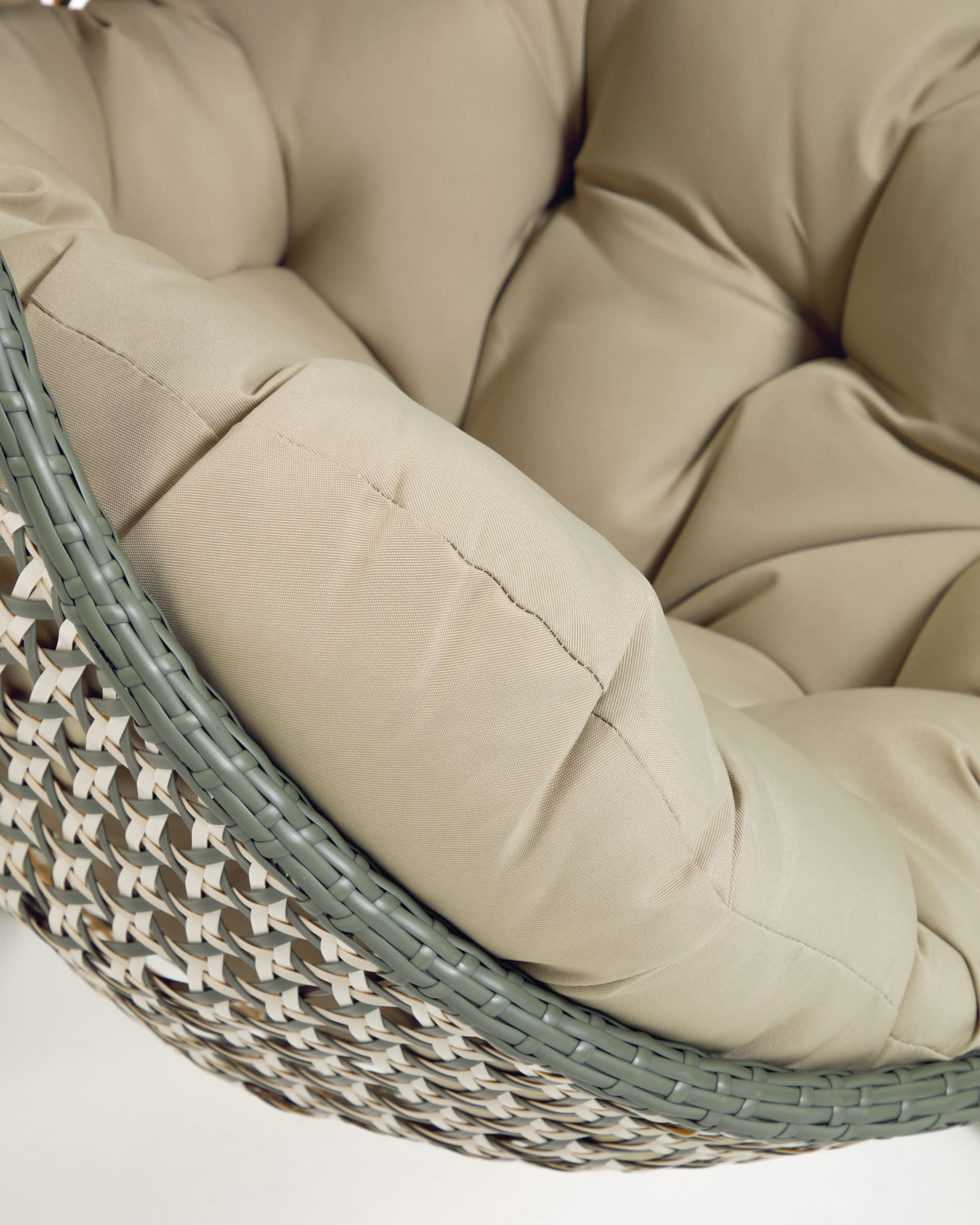 Genießen Sie den Hängesessel Cira von Kave Home: stilvolles, mehrfarbiges Design mit robustem hellgrauen Standfuß – ideal für entspannte Momente.