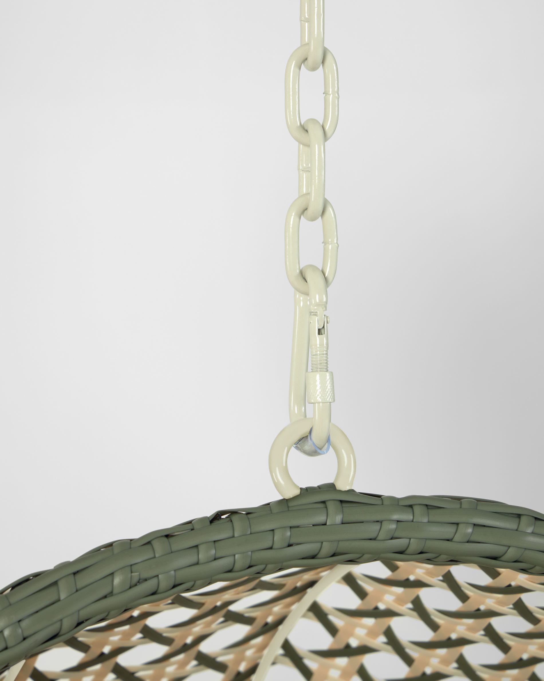 Erleben Sie den Hängesessel Cira von Kave Home: Elegante Farben, wetterfestes Material und bequeme Kissen für entspannte Stunden drinnen und draußen.