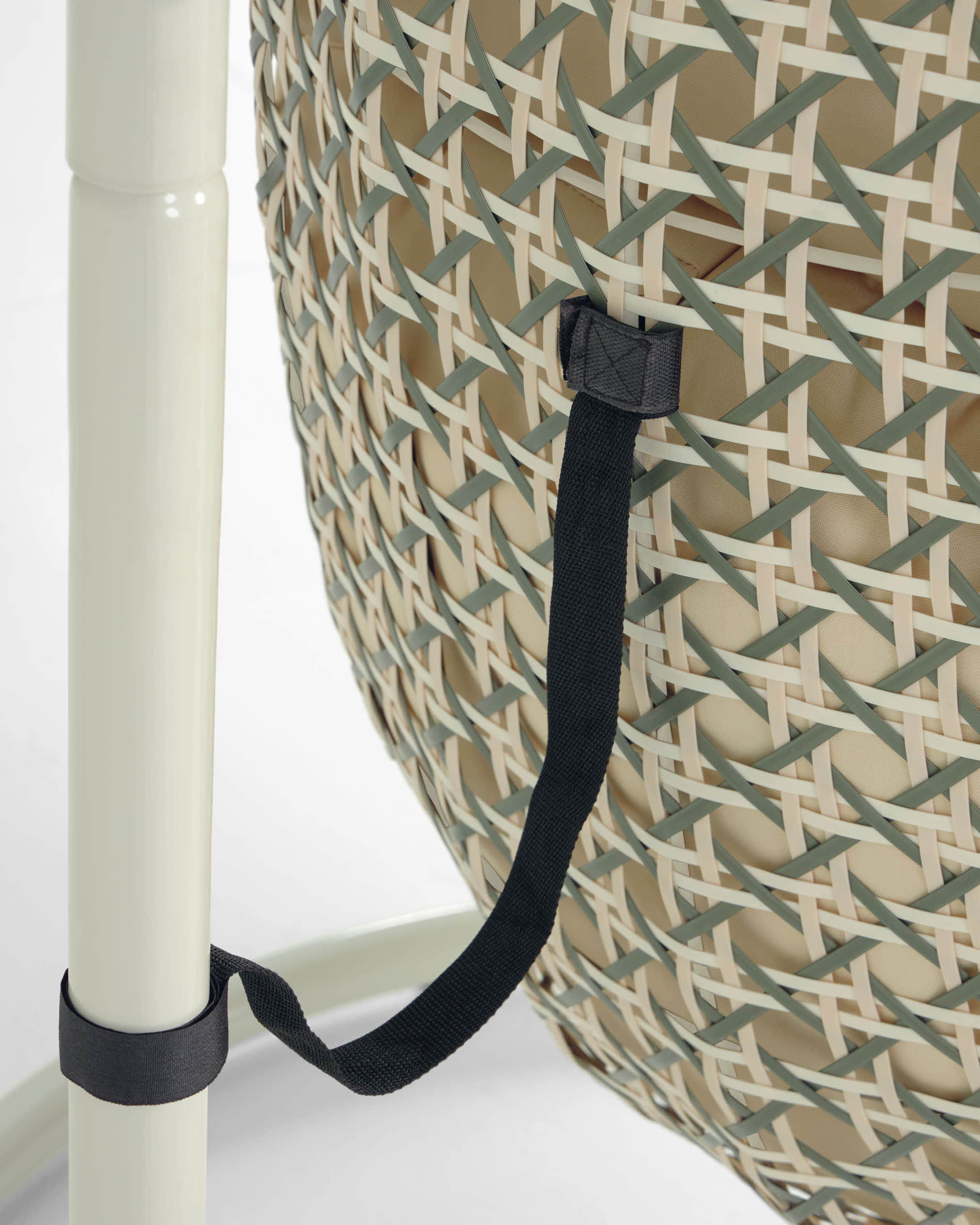 Genießen Sie den Hängesessel Cira von Kave Home: Stilvolles Design, langlebiges Geflecht und gemütliche Kissen für entspannende Momente in jedem Raum.