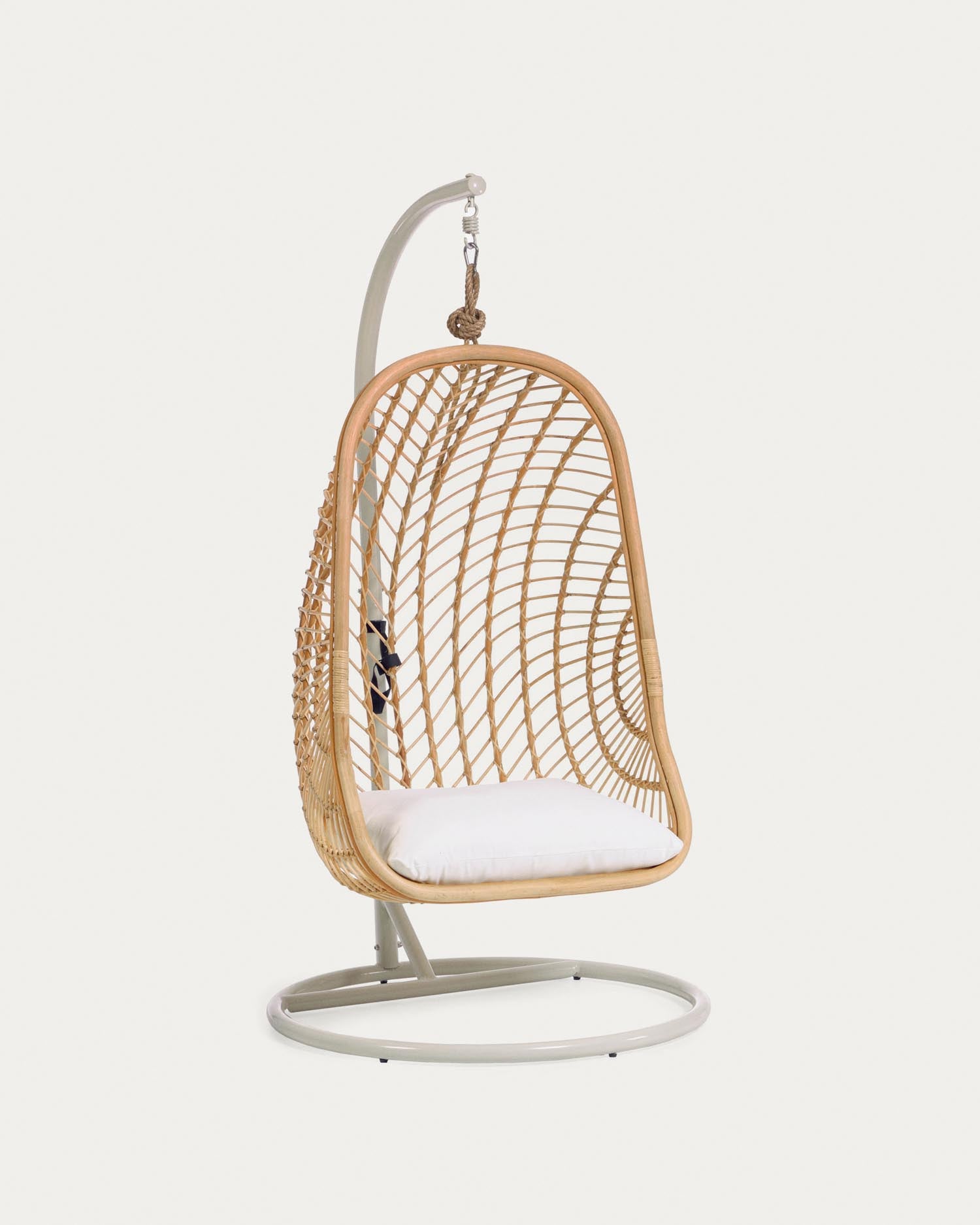 Eleganter Ekaterina Hängesessel aus Rattan mit stabilem Metallgestell, ideal für stilvolle Entspannung drinnen und draussen.