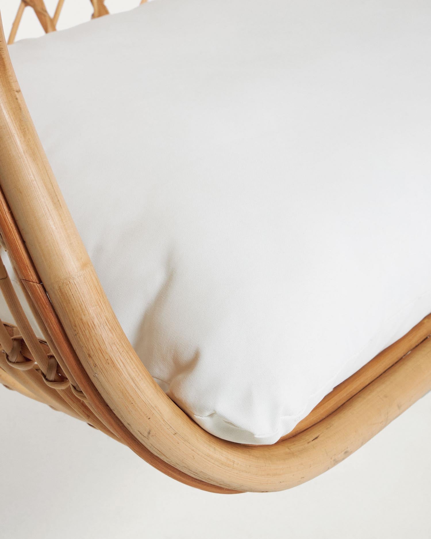 Entdecke den stilvollen Ekaterina Hängesessel von Kave Home – perfekt für entspannte Stunden in deinem Zuhause oder überdachten Außenbereich.