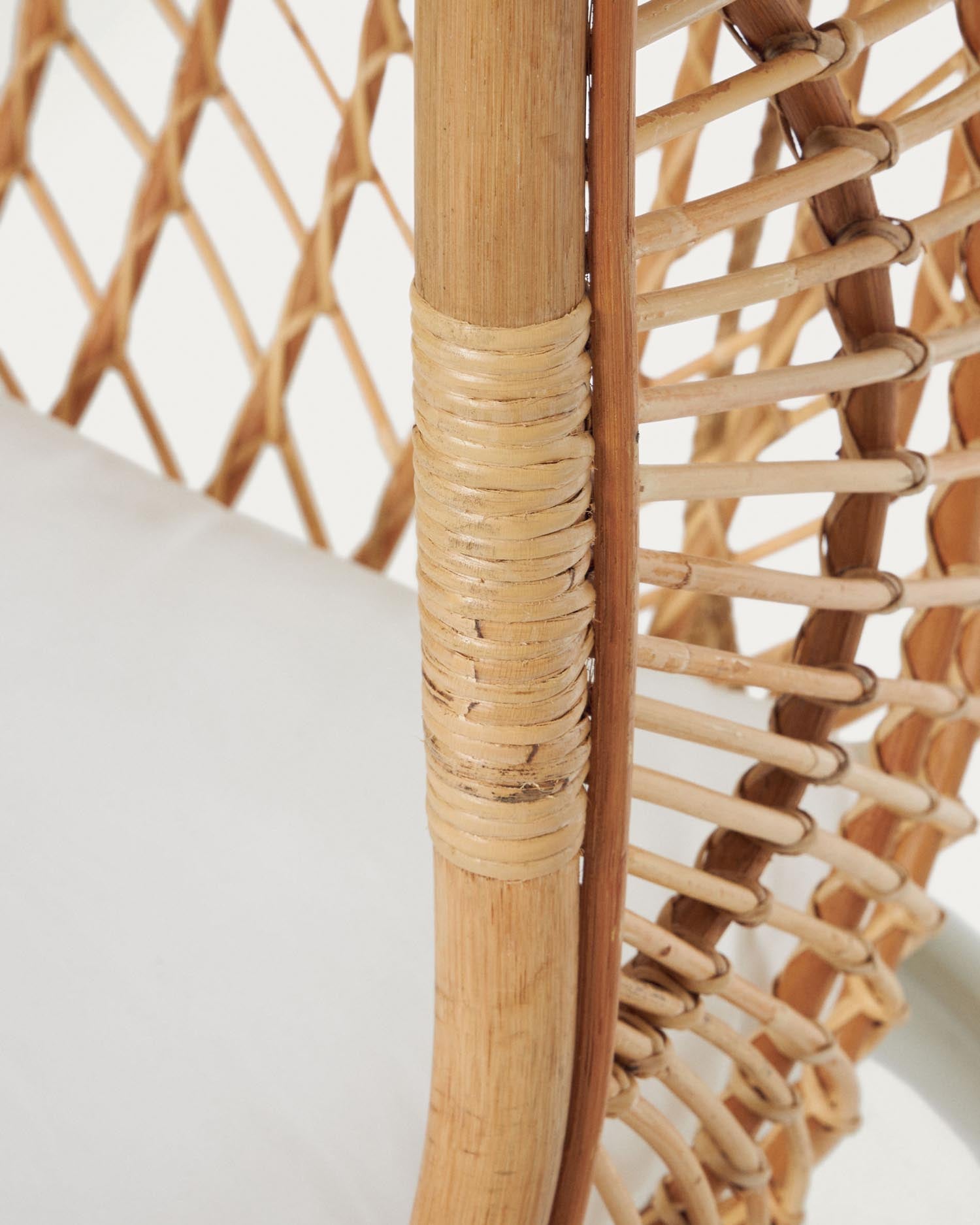 Erlebe den Ekaterina Hängesessel von Kave Home – ein elegantes Möbelstück aus Rattan, ideal für gemütliche Rückzugsorte drinnen und draußen.