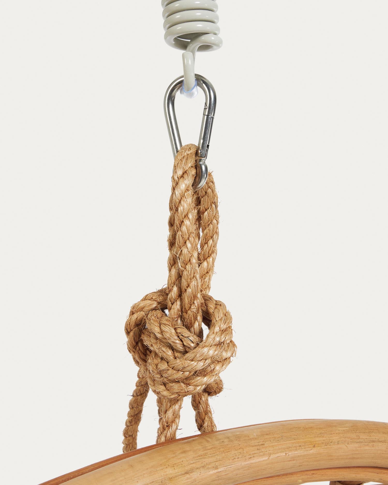 Entspanne stilvoll im Ekaterina Hängesessel von Kave Home. Robustes Rattan und elegantes Design für dein Zuhause oder überdachte Außenbereiche.