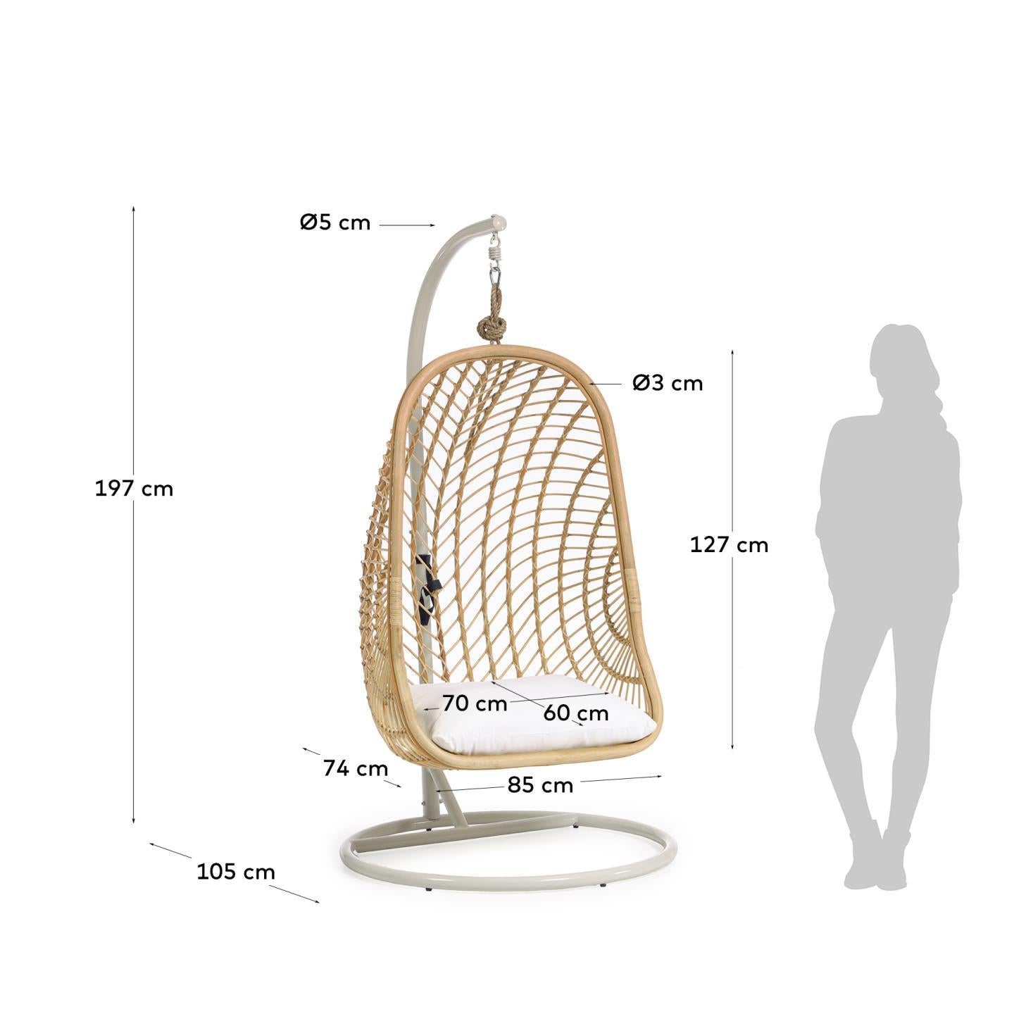 Genieße stilvolle Entspannung im Ekaterina Hängesessel von Kave Home. Robustes Rattan und elegantes Design für dein Zuhause.