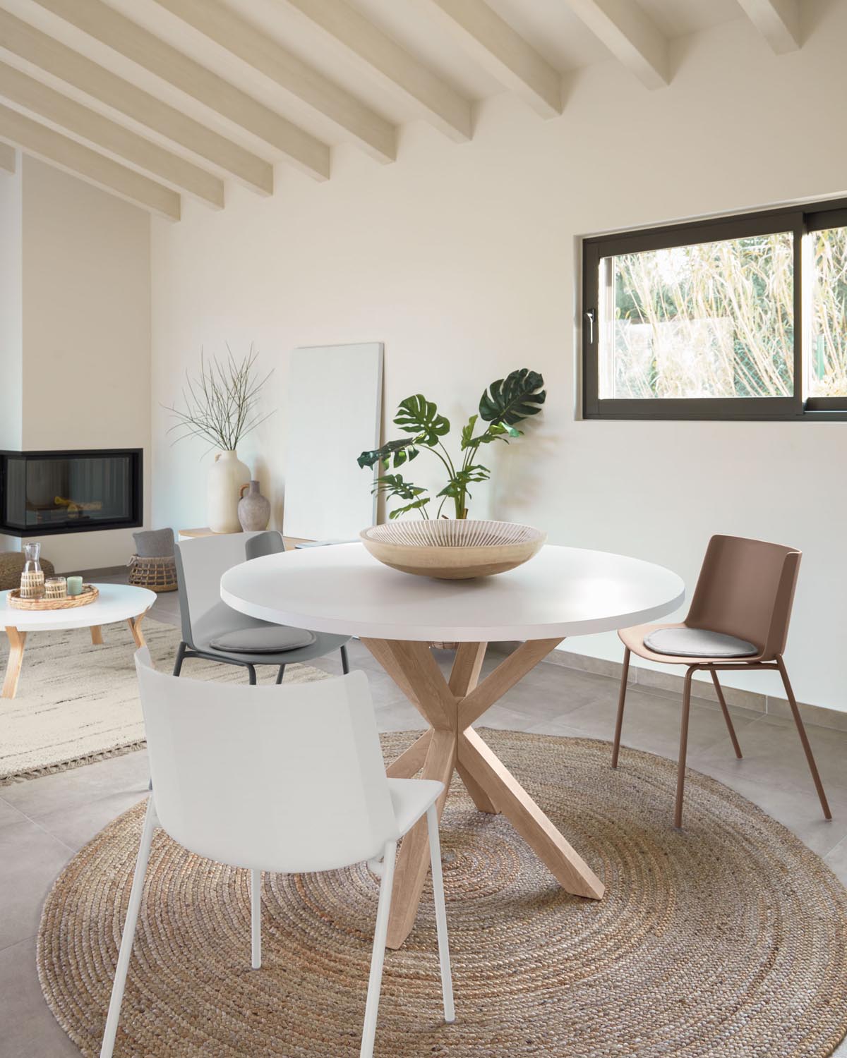 Runder Argo Tisch Ø120cm: Weisses Melamin, Stahlbeine in Holzoptik.