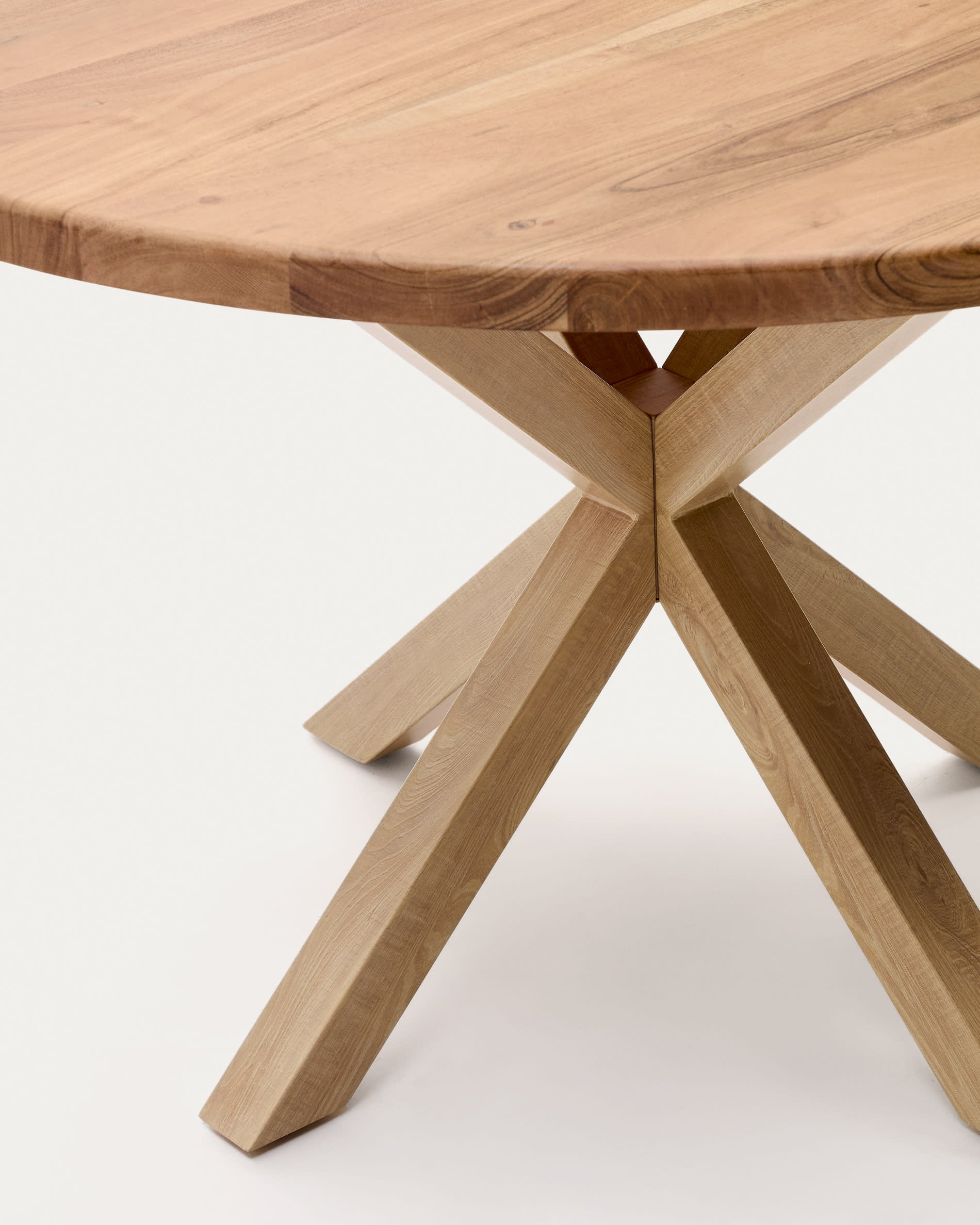 Runder Tisch Argo aus robustem Akazienholz mit eleganten Stahlbeinen in Holzoptik, Ø 120 cm – ideal für gesellige Runden und stilvolle Einrichtung.